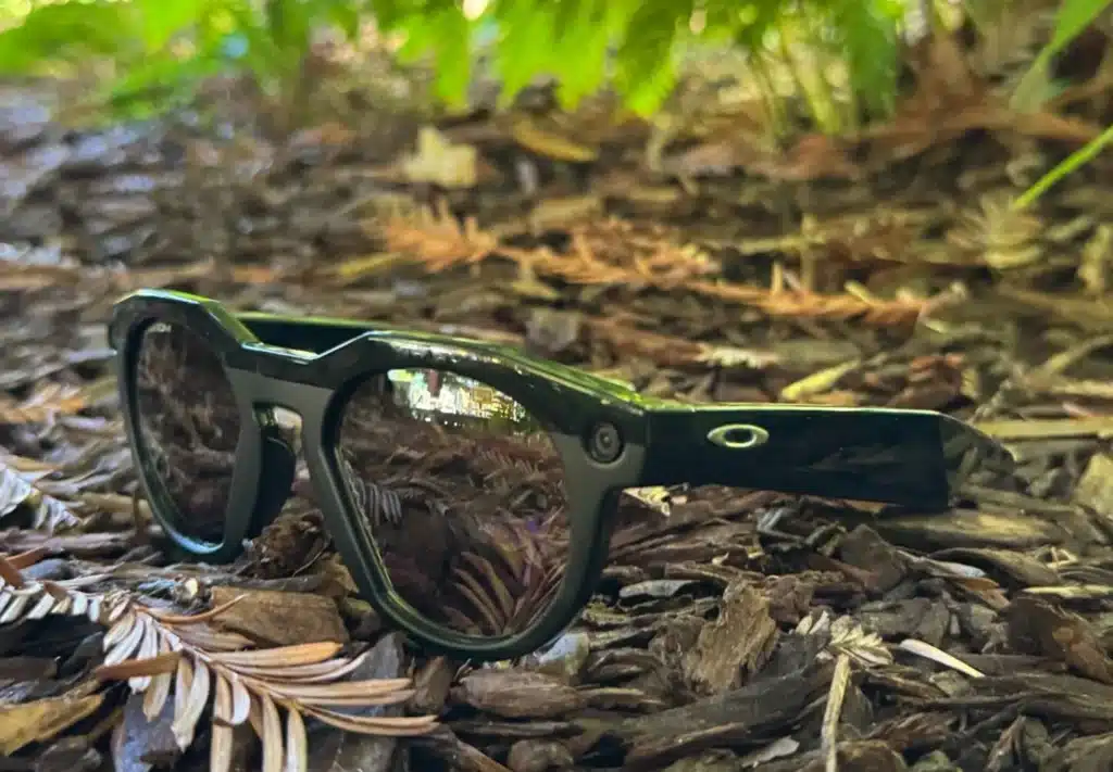 Meta и Oakley представиха умни очила за спортисти