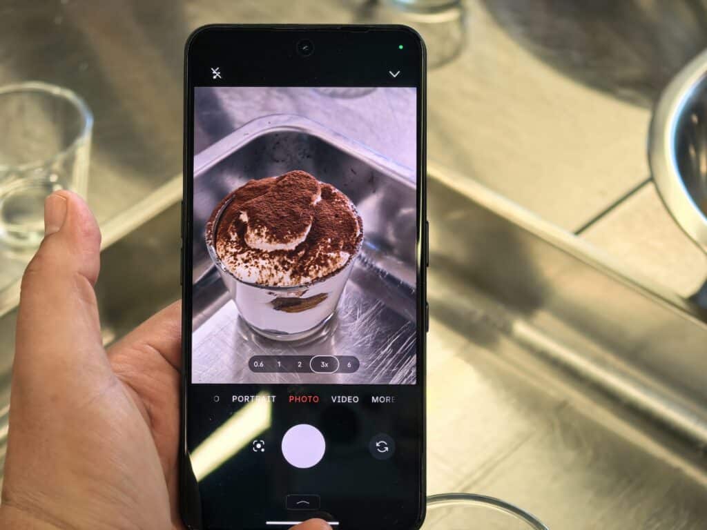 Нищо като това: Nothing Phone 3a Pro превзема сцената със светлини и стил