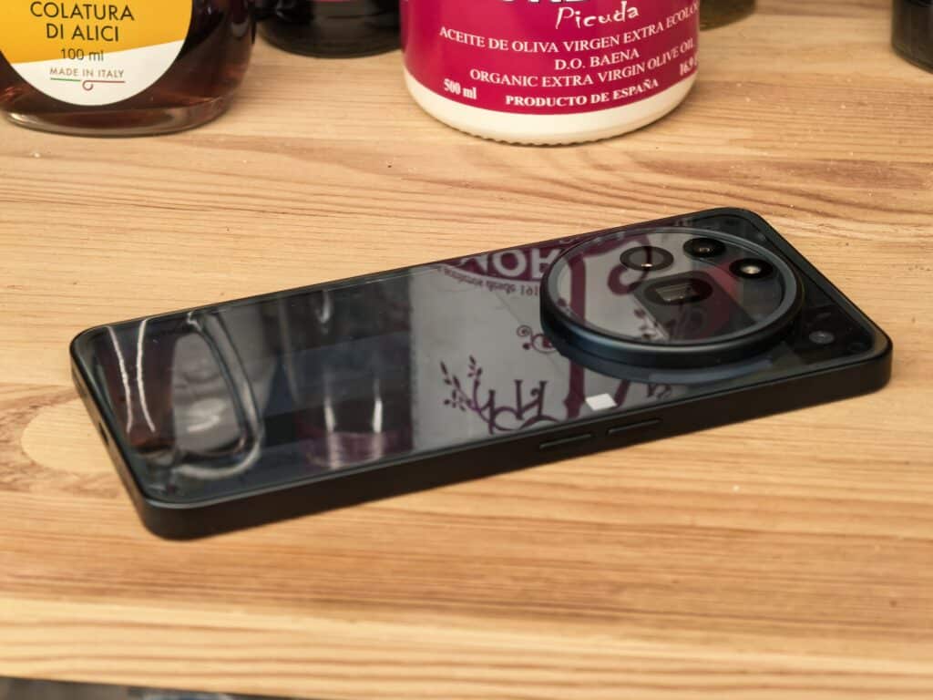 Нищо като това: Nothing Phone 3a Pro превзема сцената със светлини и стил