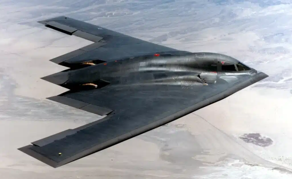 Как B-2 Spirit лети 44 часа без почивка и защо това е инженерно чудо на XXI век