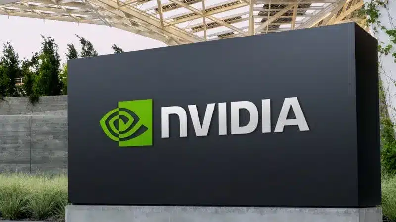 Седмицата в три новини: Apple търси спасение в Google, Deutsche Telekom изгражда AI мегахъб с Nvidia, а Orange укрепва позициите си в Испания