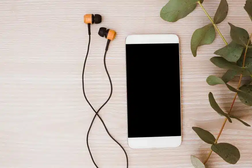 Останахме без жични слушалки: защо от съвременните смартфони изчезна 3,5-милиметровото аудио гнездо