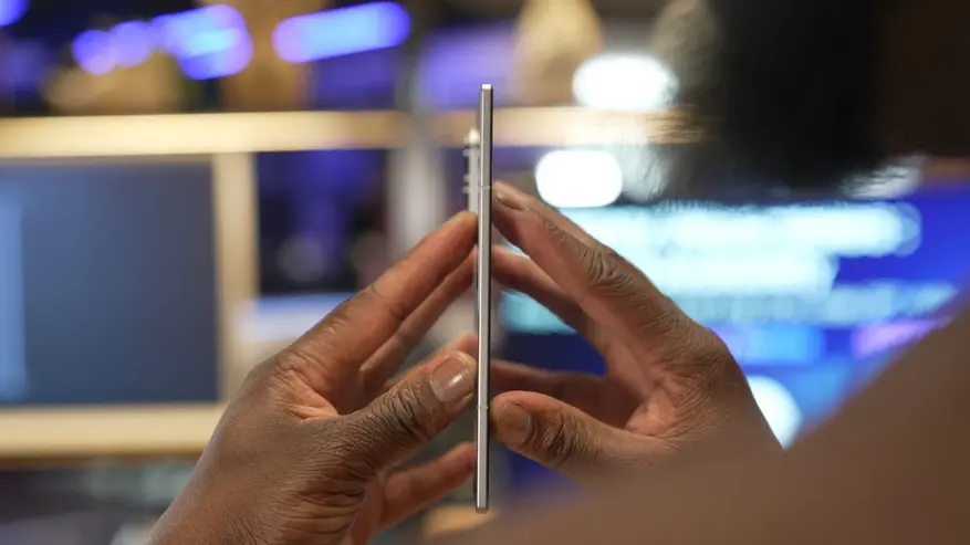 Samsung Galaxy Z Fold 7 поставя рекорд за най-лек сгъваем телефон