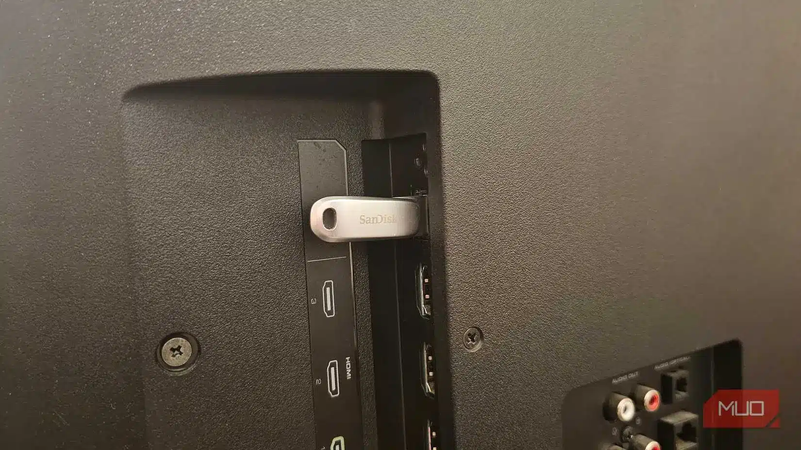Как да ъпдейтнете вашия смарт телевизор само с един USB стик (по-лесно е, отколкото си мислите)