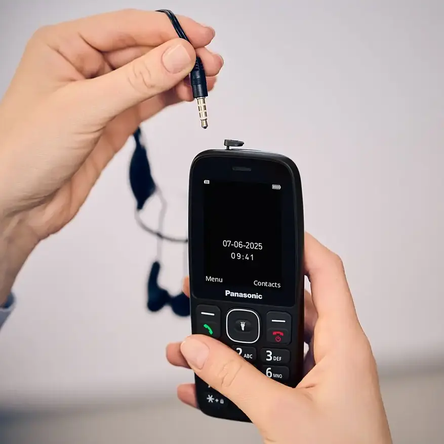 Panasonic представи новия функционален телефон KX-TF400 с рекордно дълга автономна работа