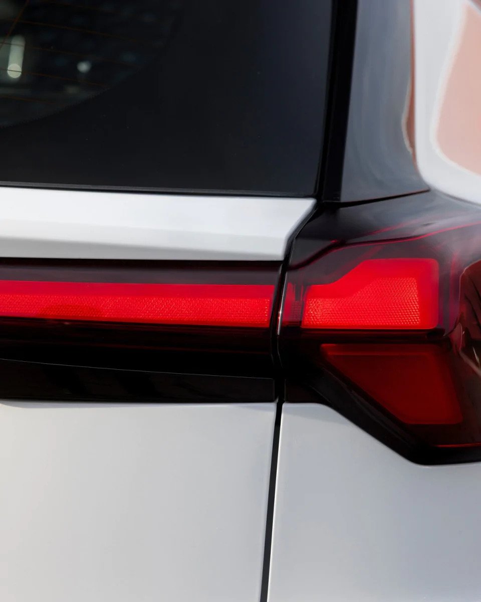 Появиха се първите официални снимки на новия Chevrolet Bolt 2026