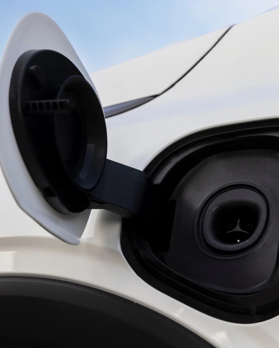 Появиха се първите официални снимки на новия Chevrolet Bolt 2026
