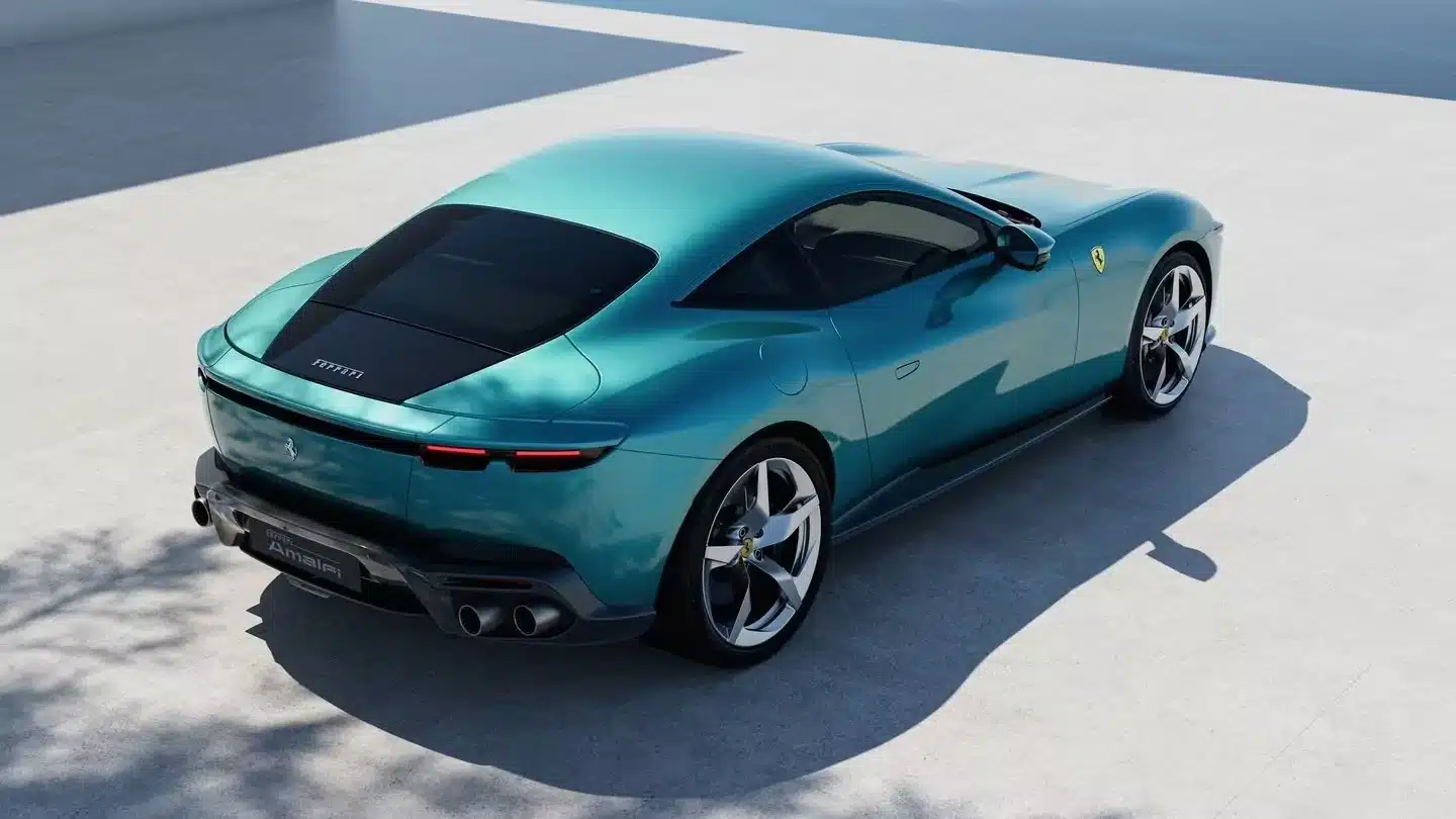3,3 секунди до 100 км, V8 и три дисплея в салона: Ferrari представи суперколата Amalfi