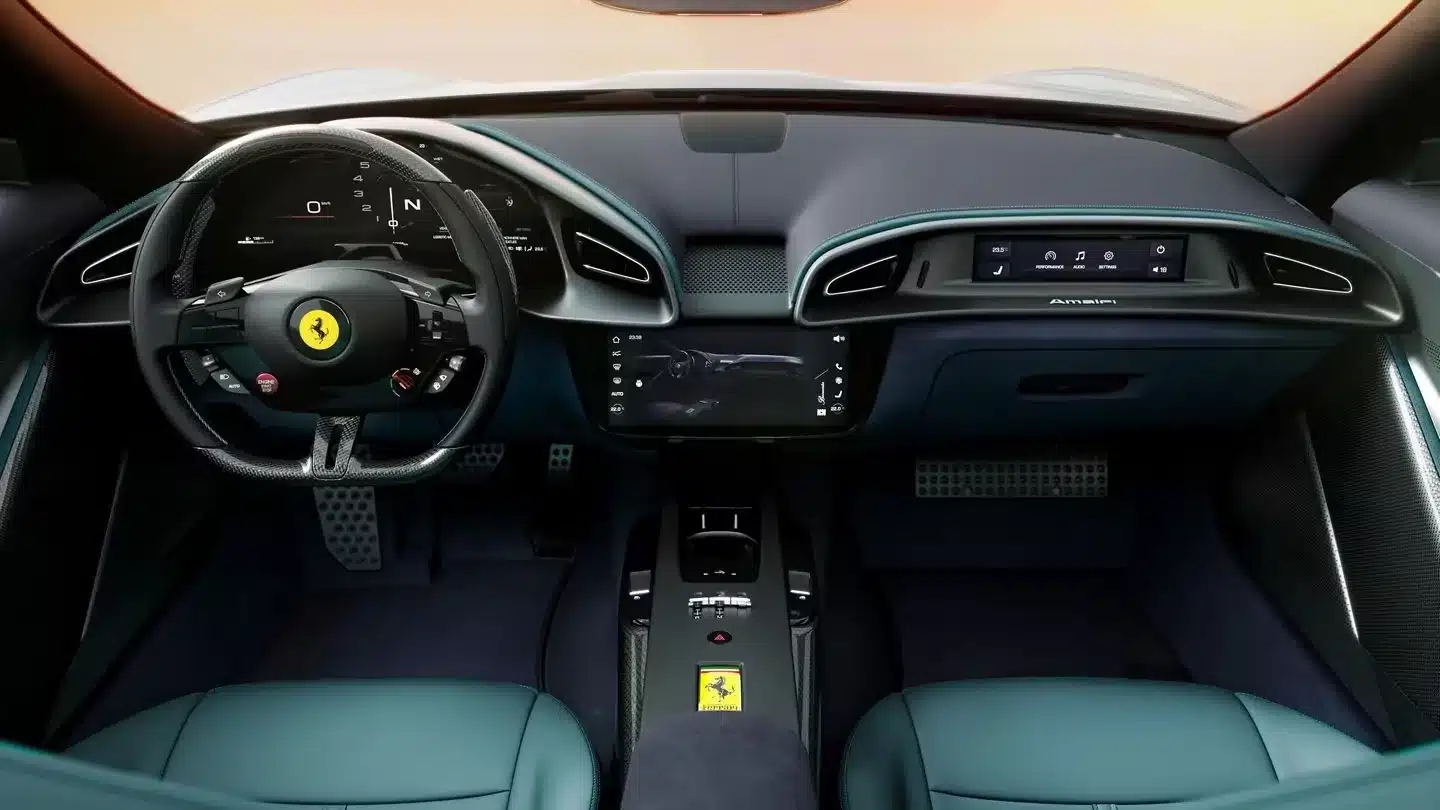 3,3 секунди до 100 км, V8 и три дисплея в салона: Ferrari представи суперколата Amalfi