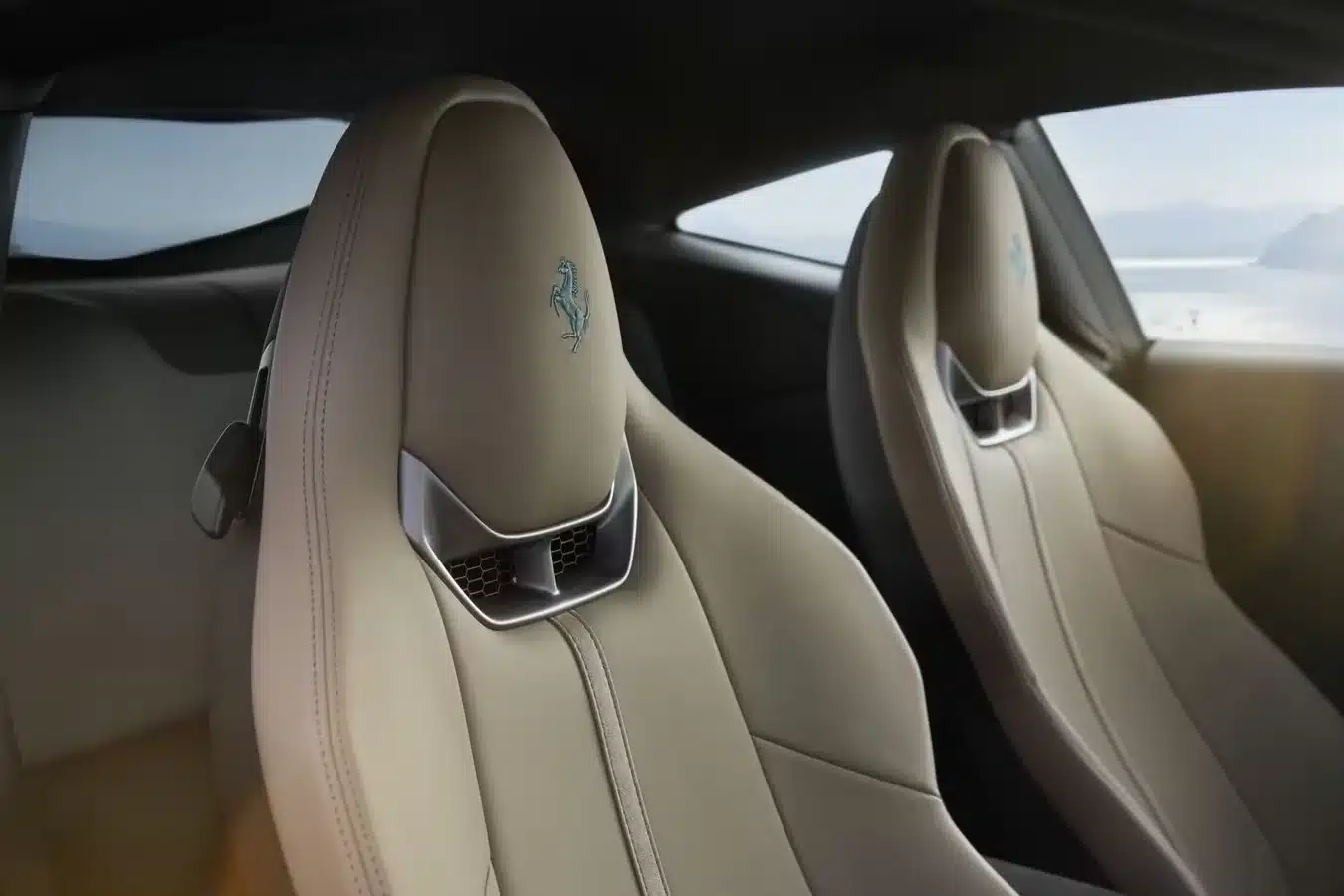 3,3 секунди до 100 км, V8 и три дисплея в салона: Ferrari представи суперколата Amalfi