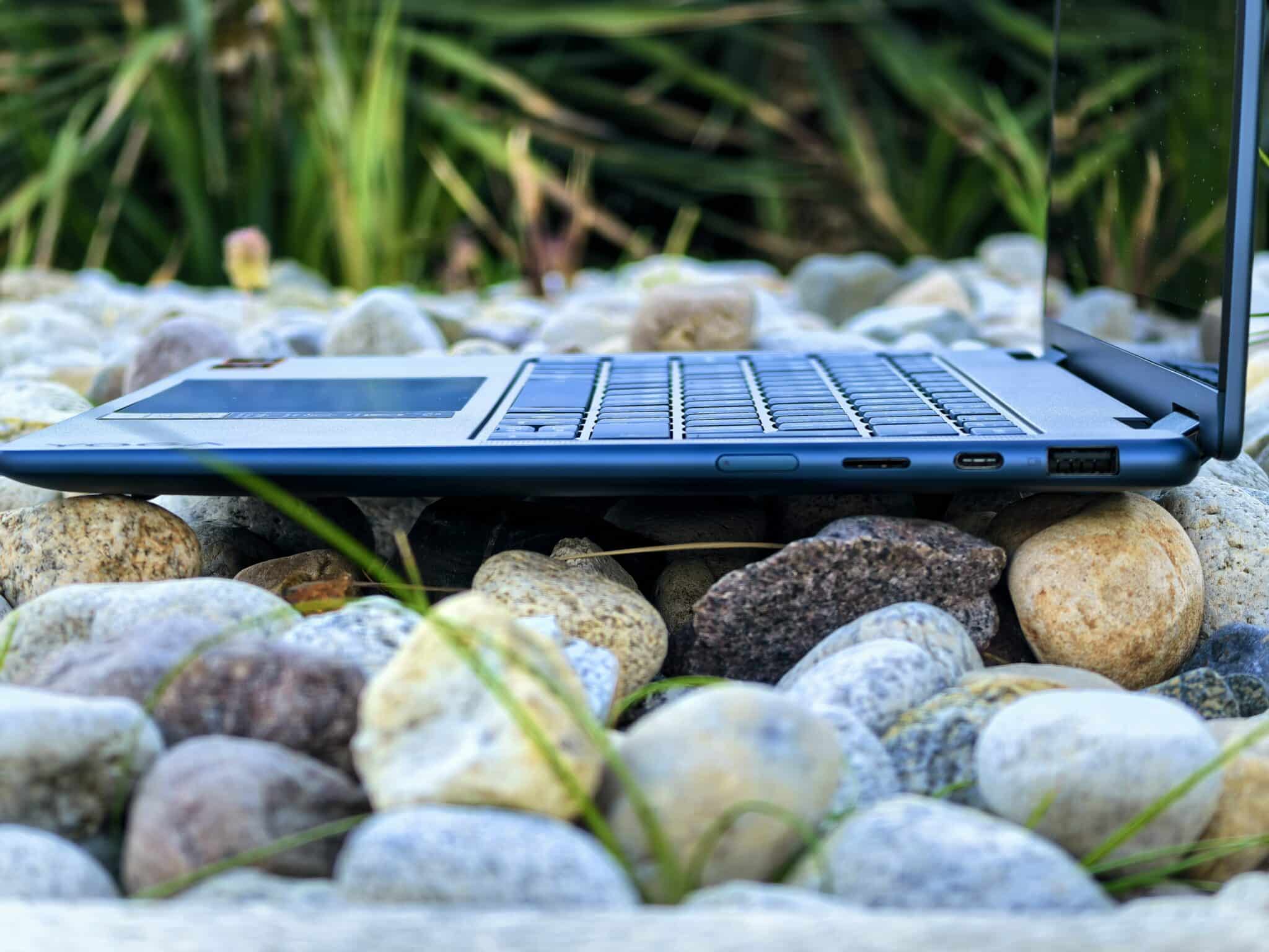 Yoga 7 2-in-1 с Ryzen AI: OLED екран, интелигентна мощ и гъвкавост без компромис
