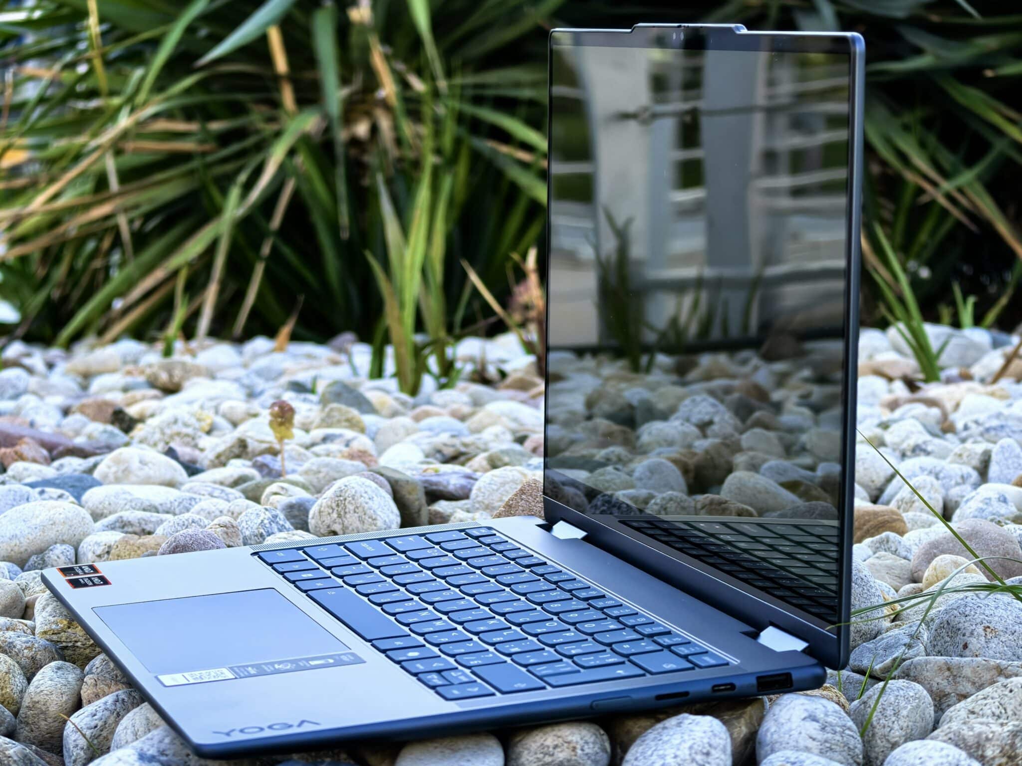 Yoga 7 2-in-1 с Ryzen AI: OLED екран, интелигентна мощ и гъвкавост без компромис