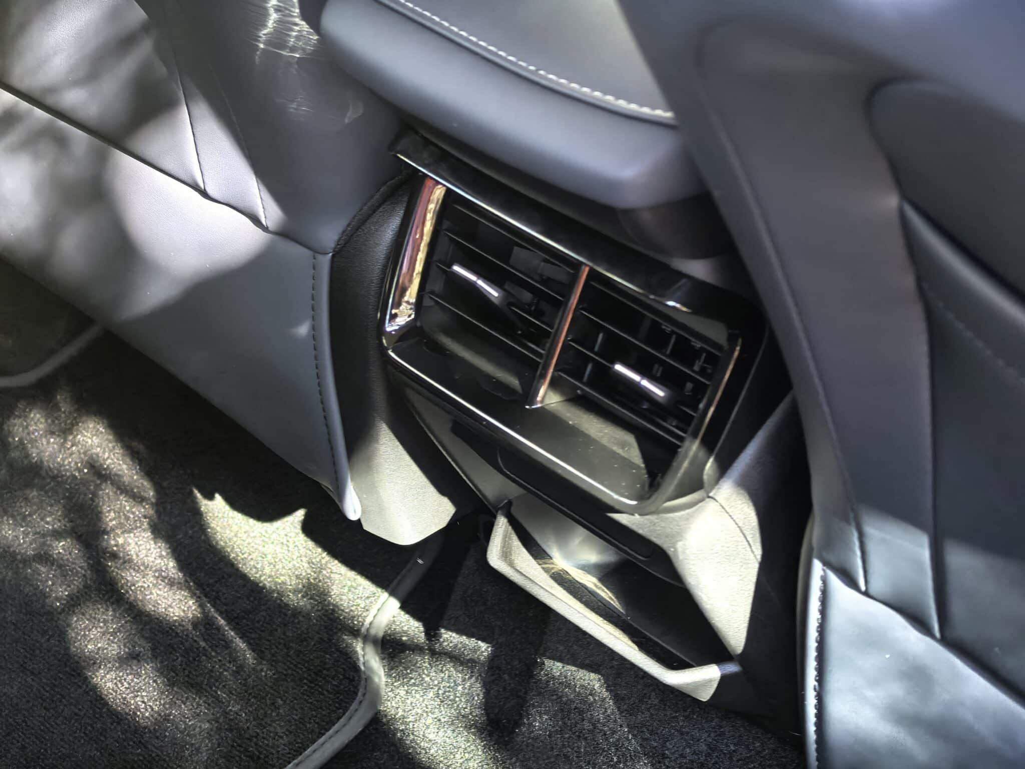 Geely Starray: Изгряваща звезда от Китай, която мисли като смартфон, уверено влиза в завоите, владее магистралата и се движи с лекота в града