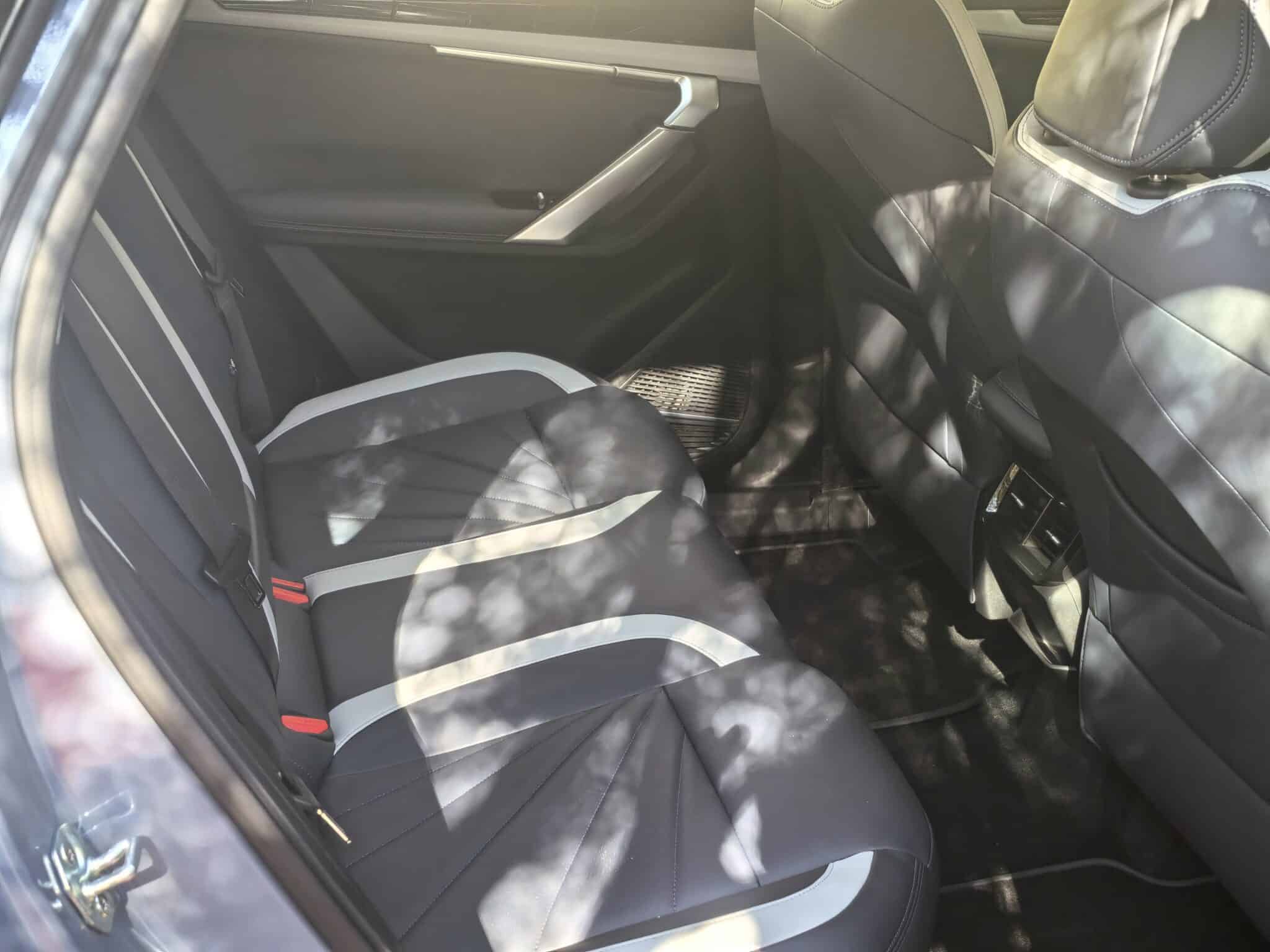 Geely Starray: Изгряваща звезда от Китай, която мисли като смартфон, уверено влиза в завоите, владее магистралата и се движи с лекота в града
