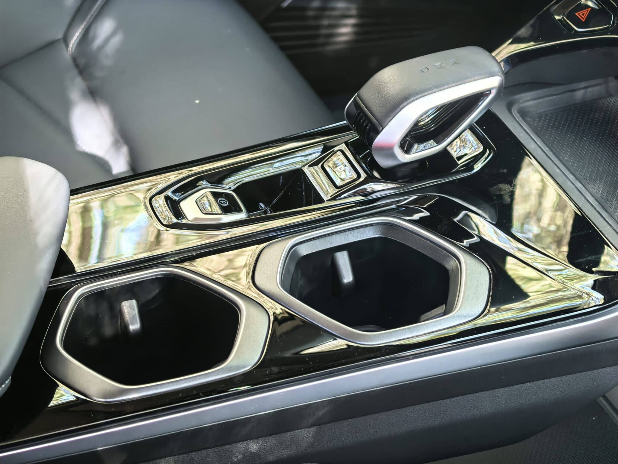 Geely Starray: Изгряваща звезда от Китай, която мисли като смартфон, уверено влиза в завоите, владее магистралата и се движи с лекота в града