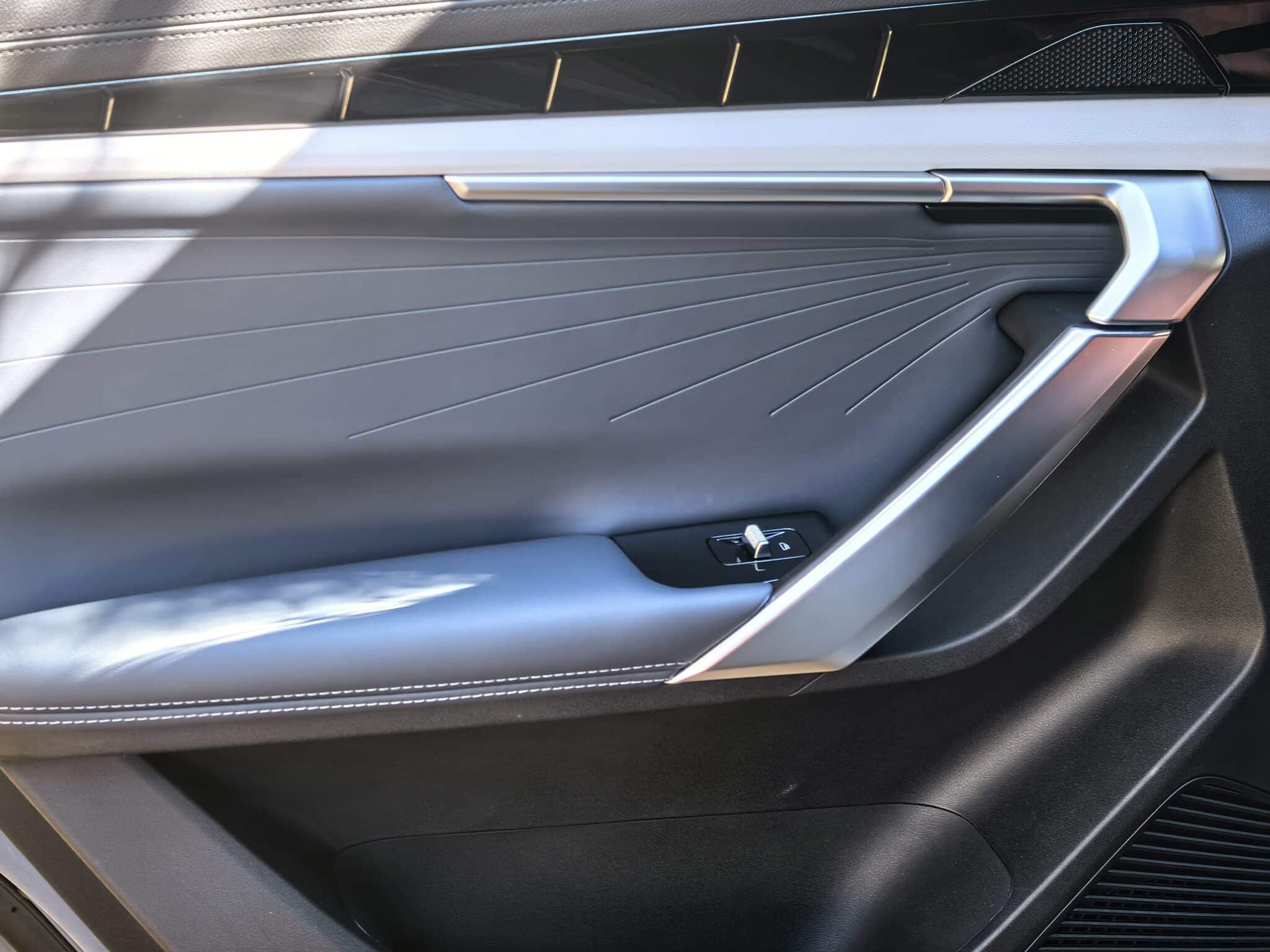 Geely Starray: Изгряваща звезда от Китай, която мисли като смартфон, уверено влиза в завоите, владее магистралата и се движи с лекота в града