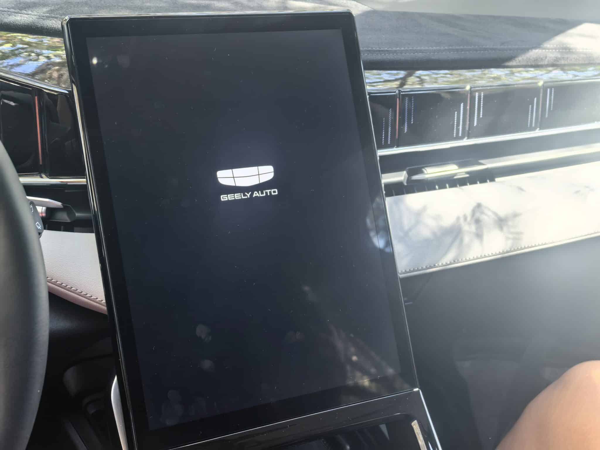 Geely Starray: Изгряваща звезда от Китай, която мисли като смартфон, уверено влиза в завоите, владее магистралата и се движи с лекота в града