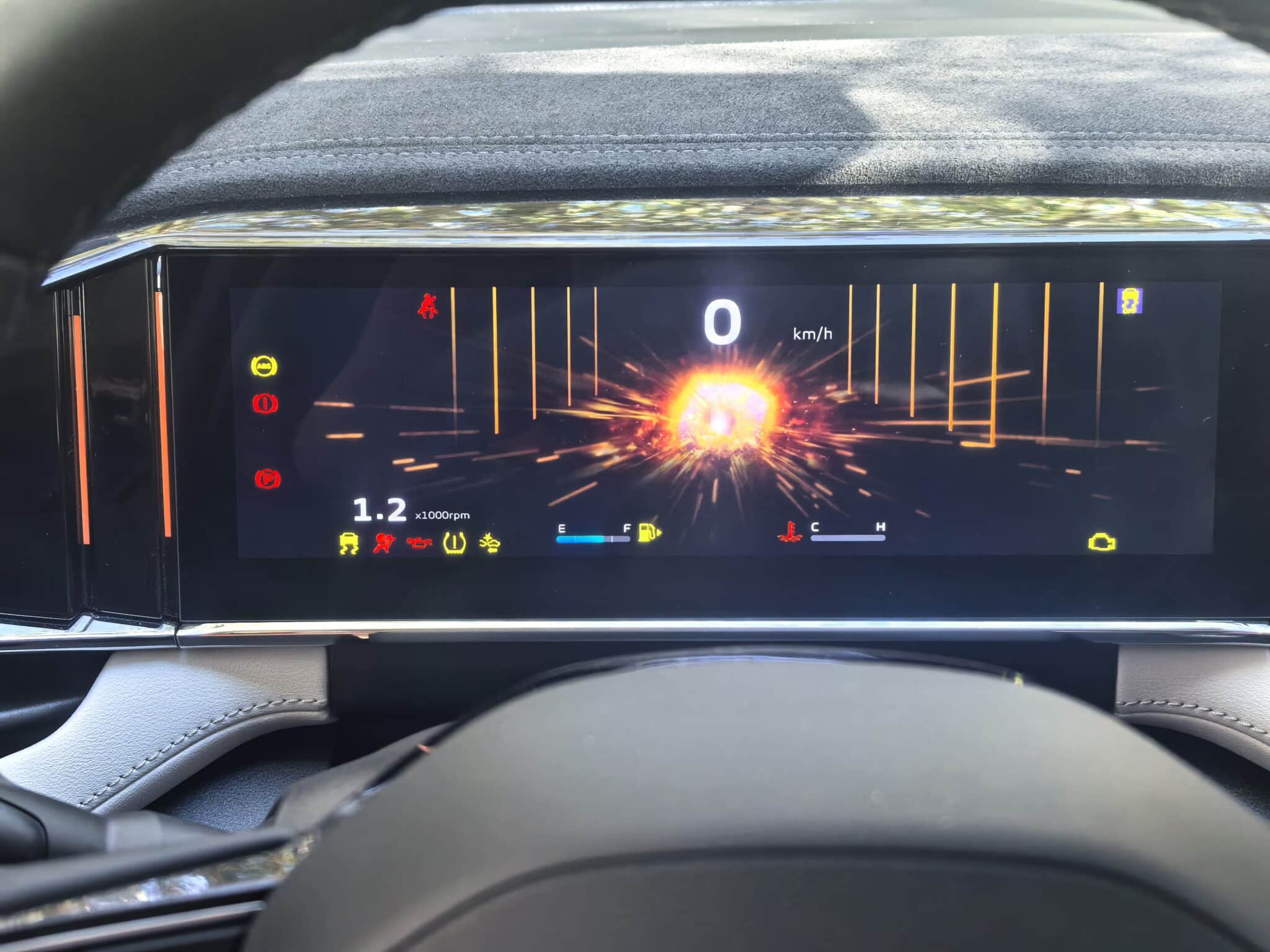 Geely Starray: Изгряваща звезда от Китай, която мисли като смартфон, уверено влиза в завоите, владее магистралата и се движи с лекота в града