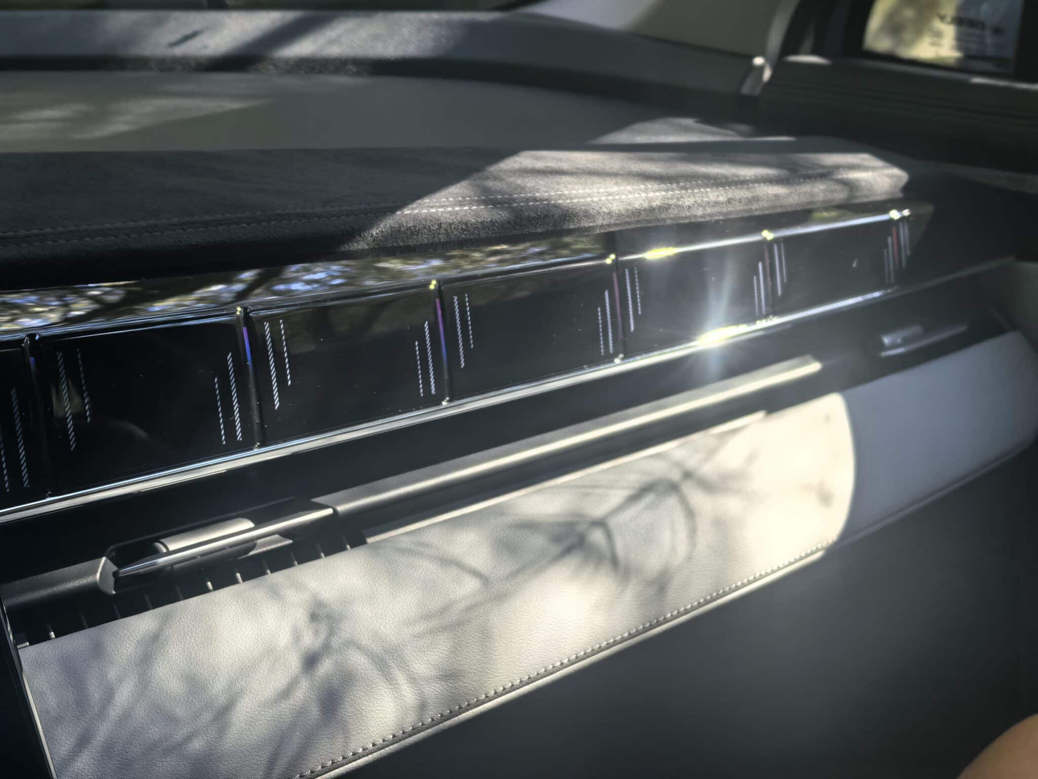 Geely Starray: Изгряваща звезда от Китай, която мисли като смартфон, уверено влиза в завоите, владее магистралата и се движи с лекота в града