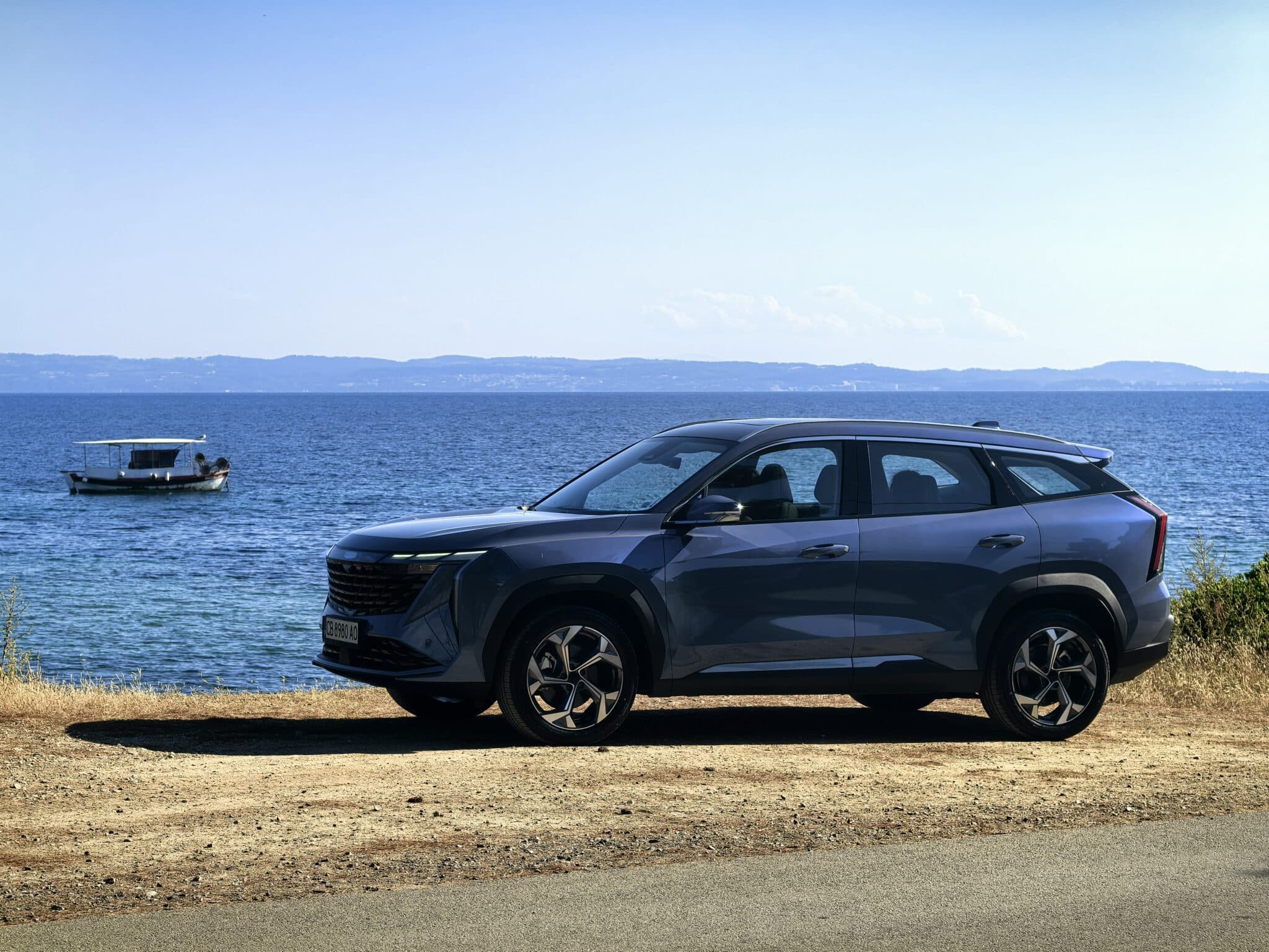 Geely Starray: Изгряваща звезда от Китай, която мисли като смартфон, уверено влиза в завоите, владее магистралата и се движи с лекота в града