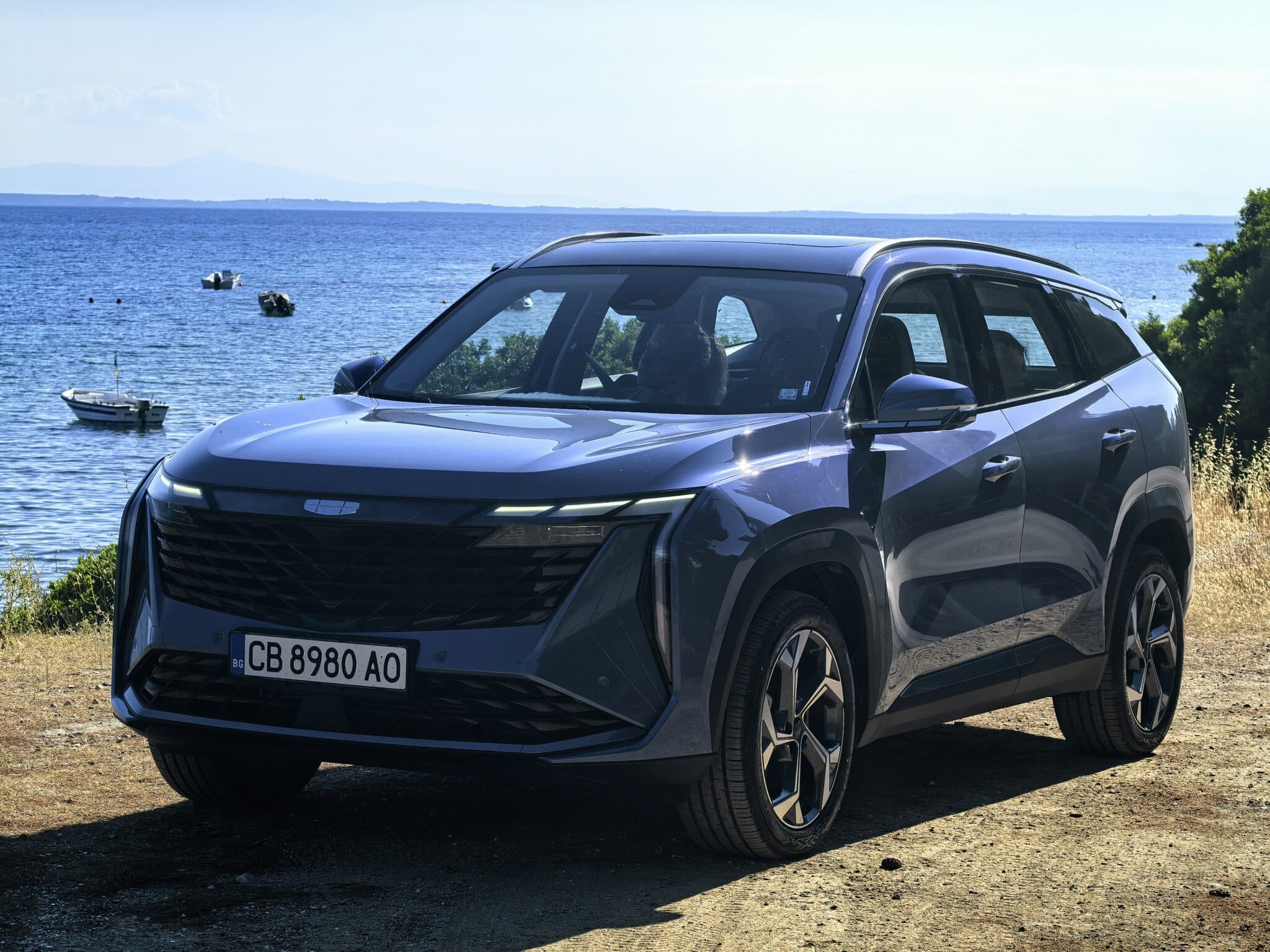 Geely Starray: Изгряваща звезда от Китай, която мисли като смартфон, уверено влиза в завоите, владее магистралата и се движи с лекота в града
