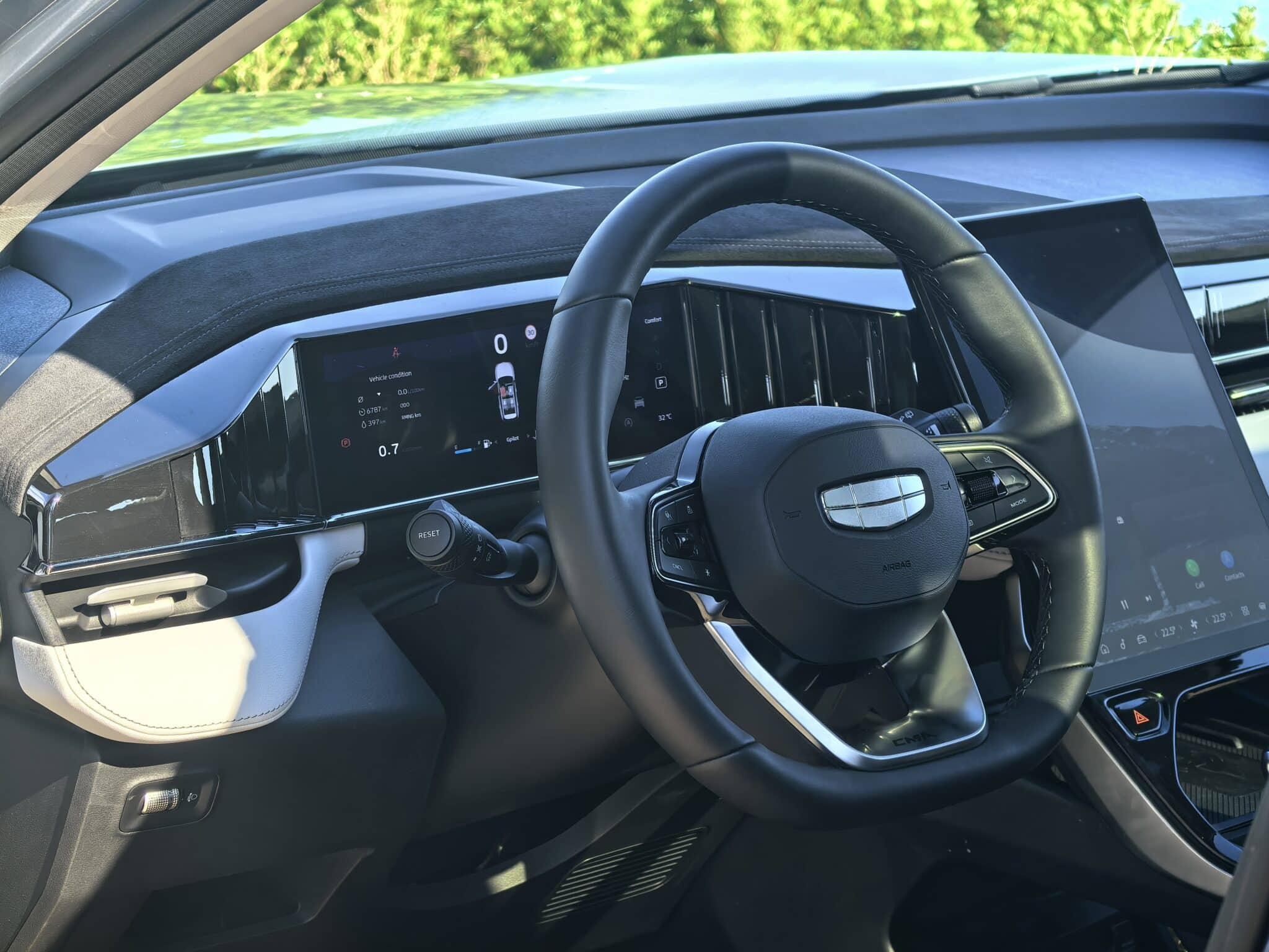 Geely Starray: Изгряваща звезда от Китай, която мисли като смартфон, уверено влиза в завоите, владее магистралата и се движи с лекота в града