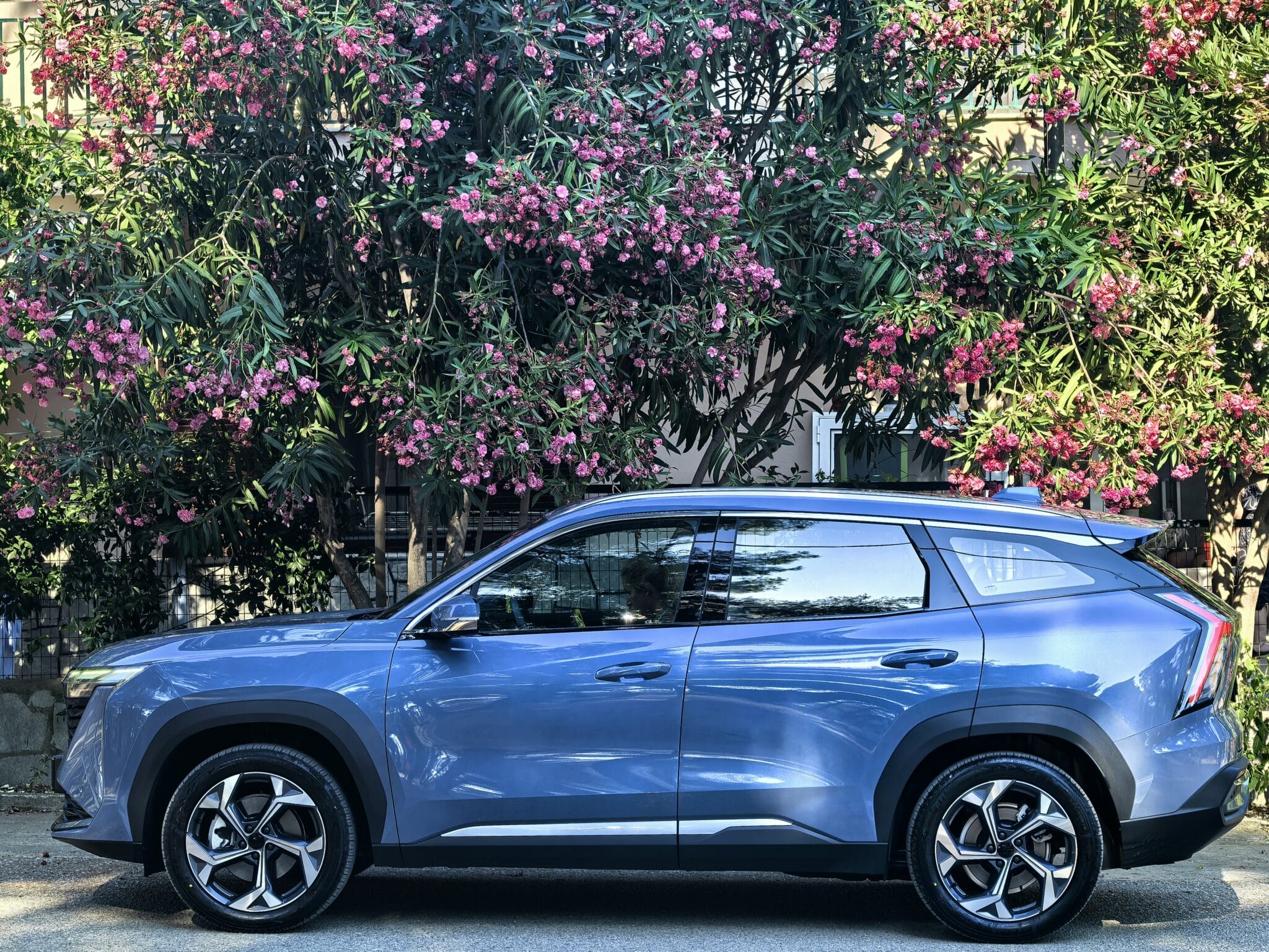 Geely Starray: Изгряваща звезда от Китай, която мисли като смартфон, уверено влиза в завоите, владее магистралата и се движи с лекота в града