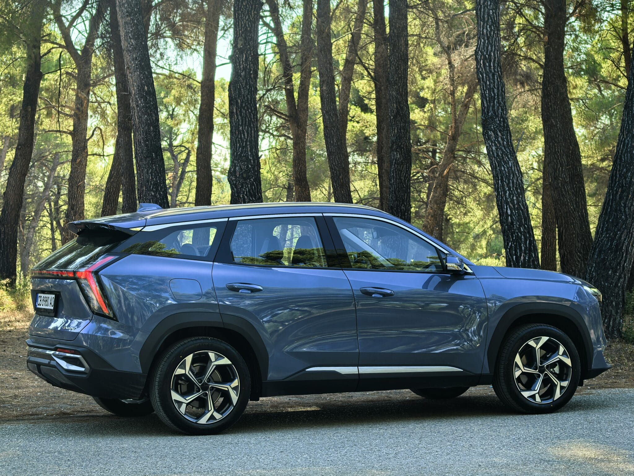 Geely Starray: Изгряваща звезда от Китай, която мисли като смартфон, уверено влиза в завоите, владее магистралата и се движи с лекота в града