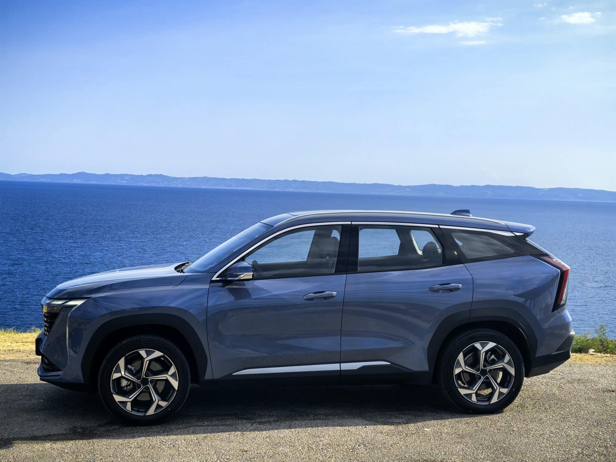 Geely Starray: Изгряваща звезда от Китай, която мисли като смартфон, уверено влиза в завоите, владее магистралата и се движи с лекота в града