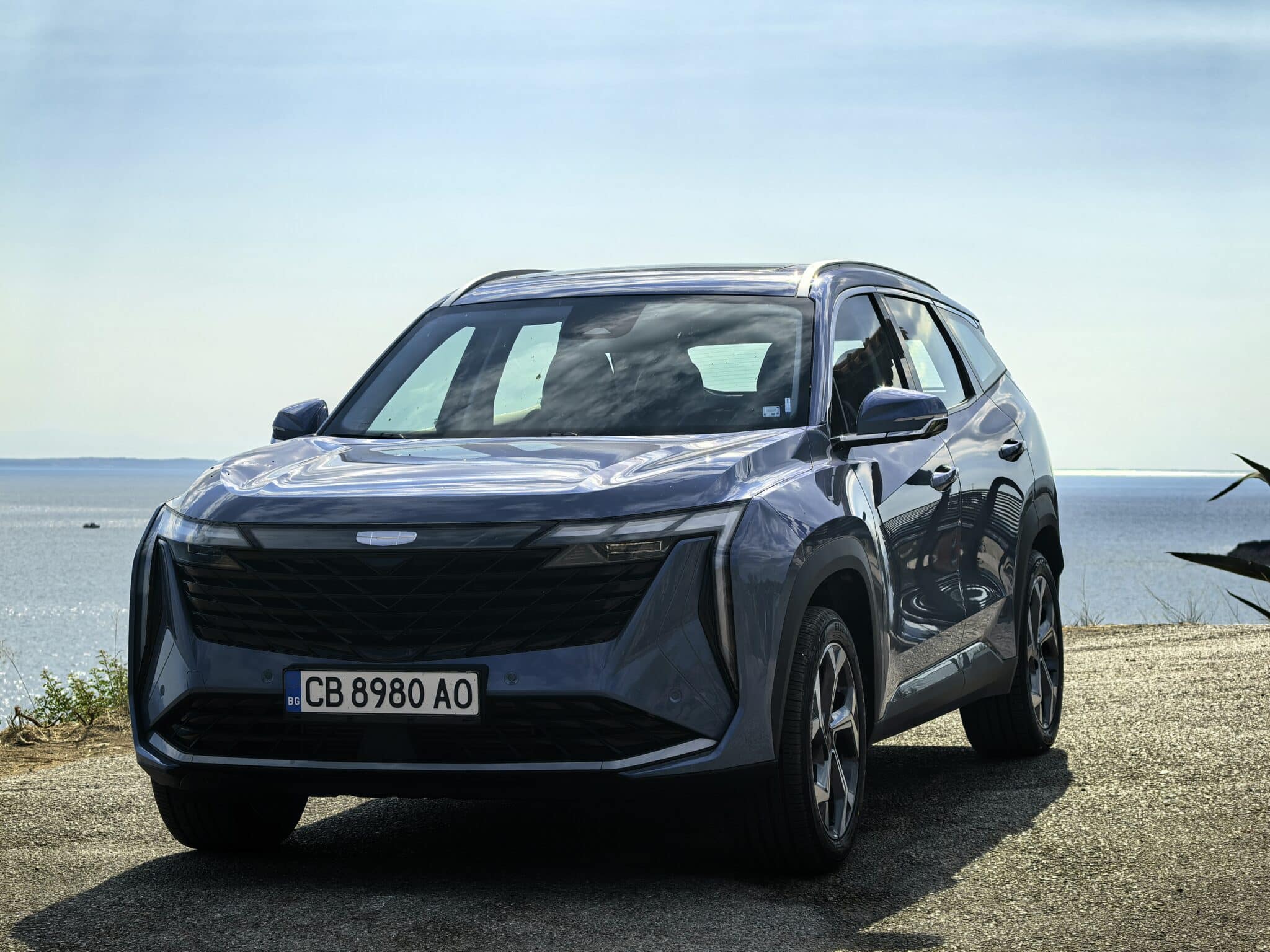 Geely Starray: Изгряваща звезда от Китай, която мисли като смартфон, уверено влиза в завоите, владее магистралата и се движи с лекота в града