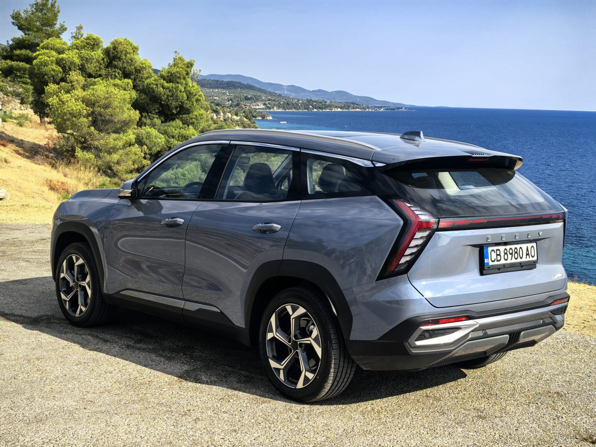 Geely Starray: Изгряваща звезда от Китай, която мисли като смартфон, уверено влиза в завоите, владее магистралата и се движи с лекота в града