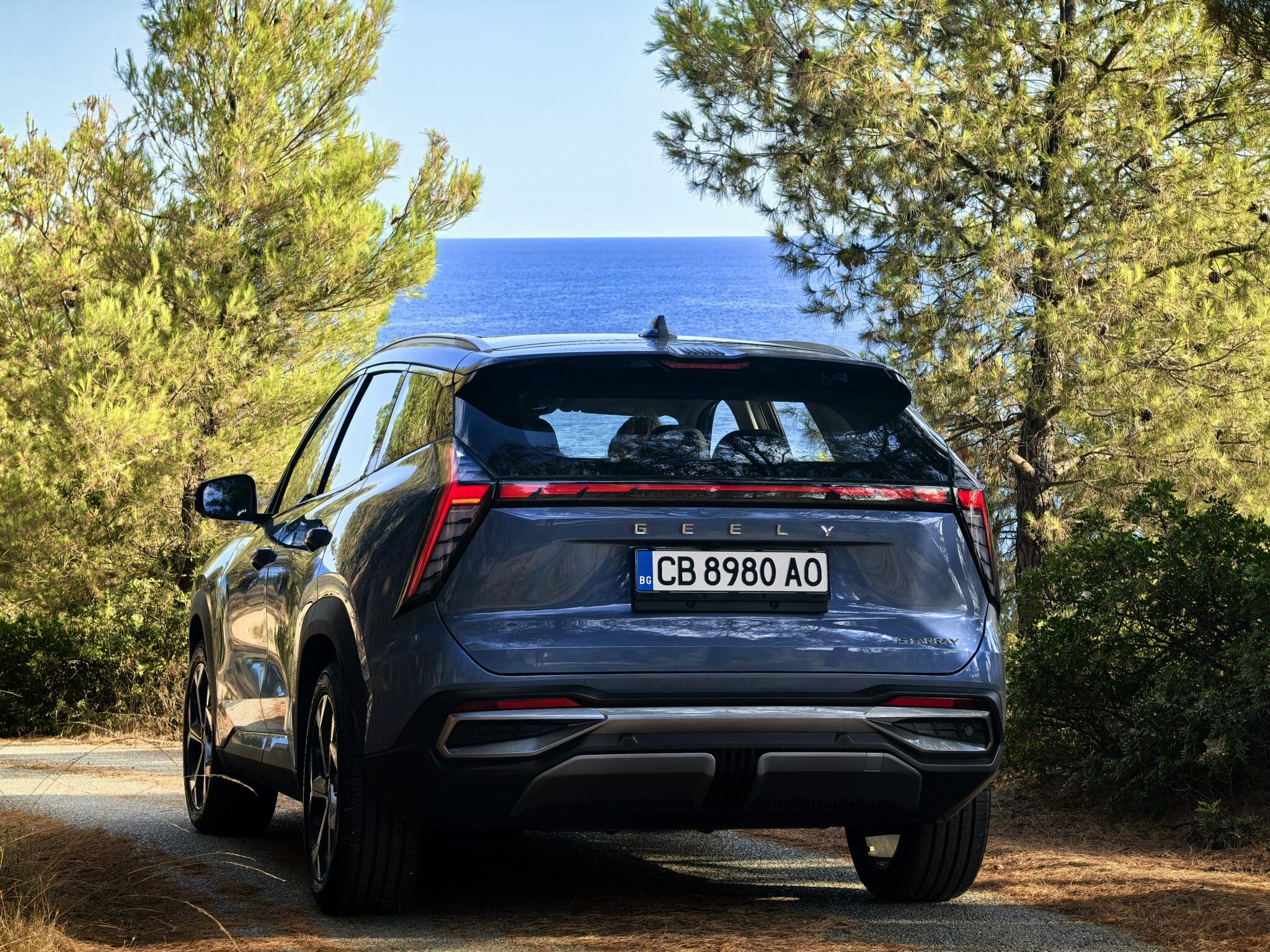 Geely Starray: Изгряваща звезда от Китай, която мисли като смартфон, уверено влиза в завоите, владее магистралата и се движи с лекота в града