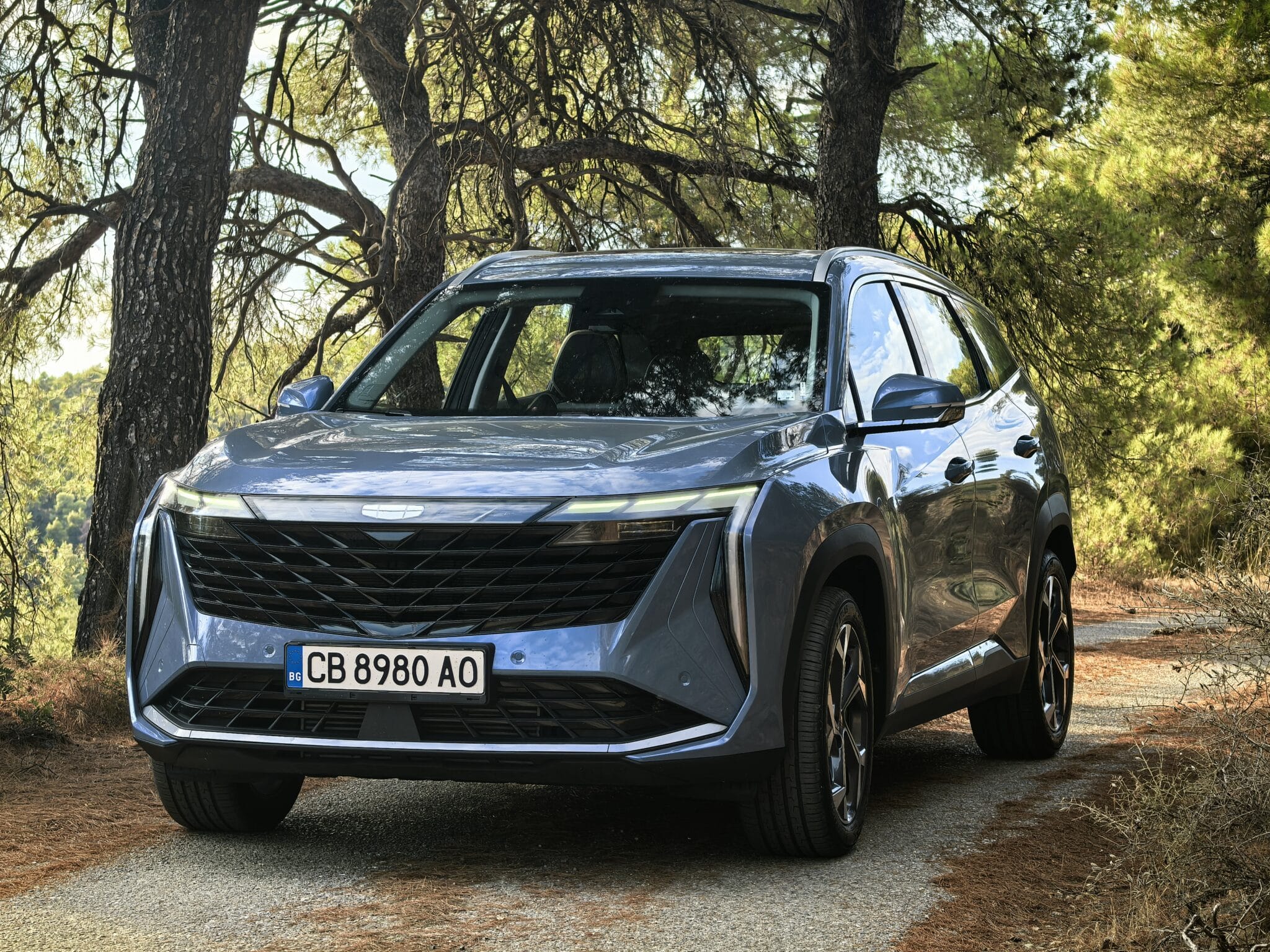 Geely Starray: Изгряваща звезда от Китай, която мисли като смартфон, уверено влиза в завоите, владее магистралата и се движи с лекота в града