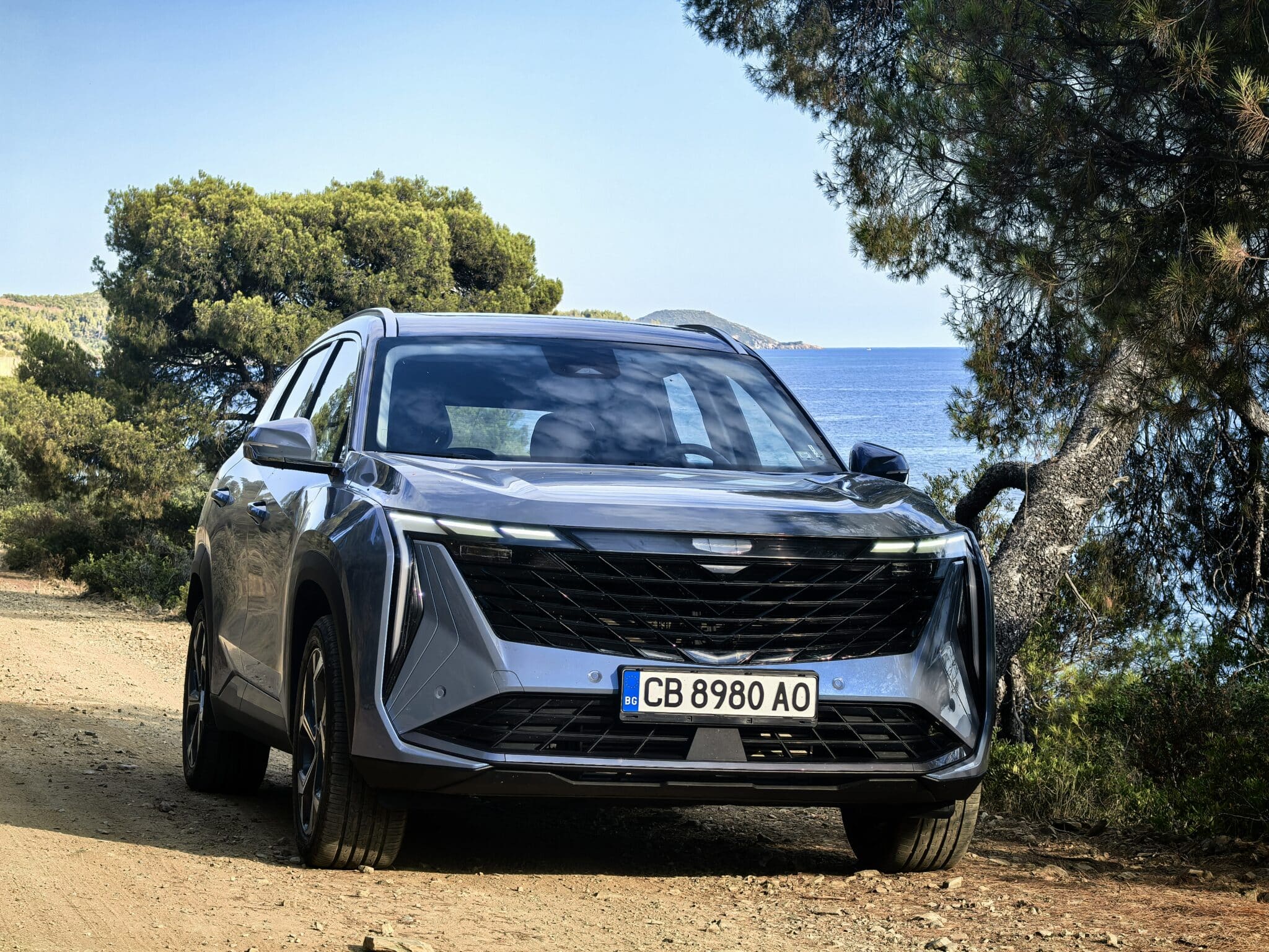 Geely Starray: Изгряваща звезда от Китай, която мисли като смартфон, уверено влиза в завоите, владее магистралата и се движи с лекота в града