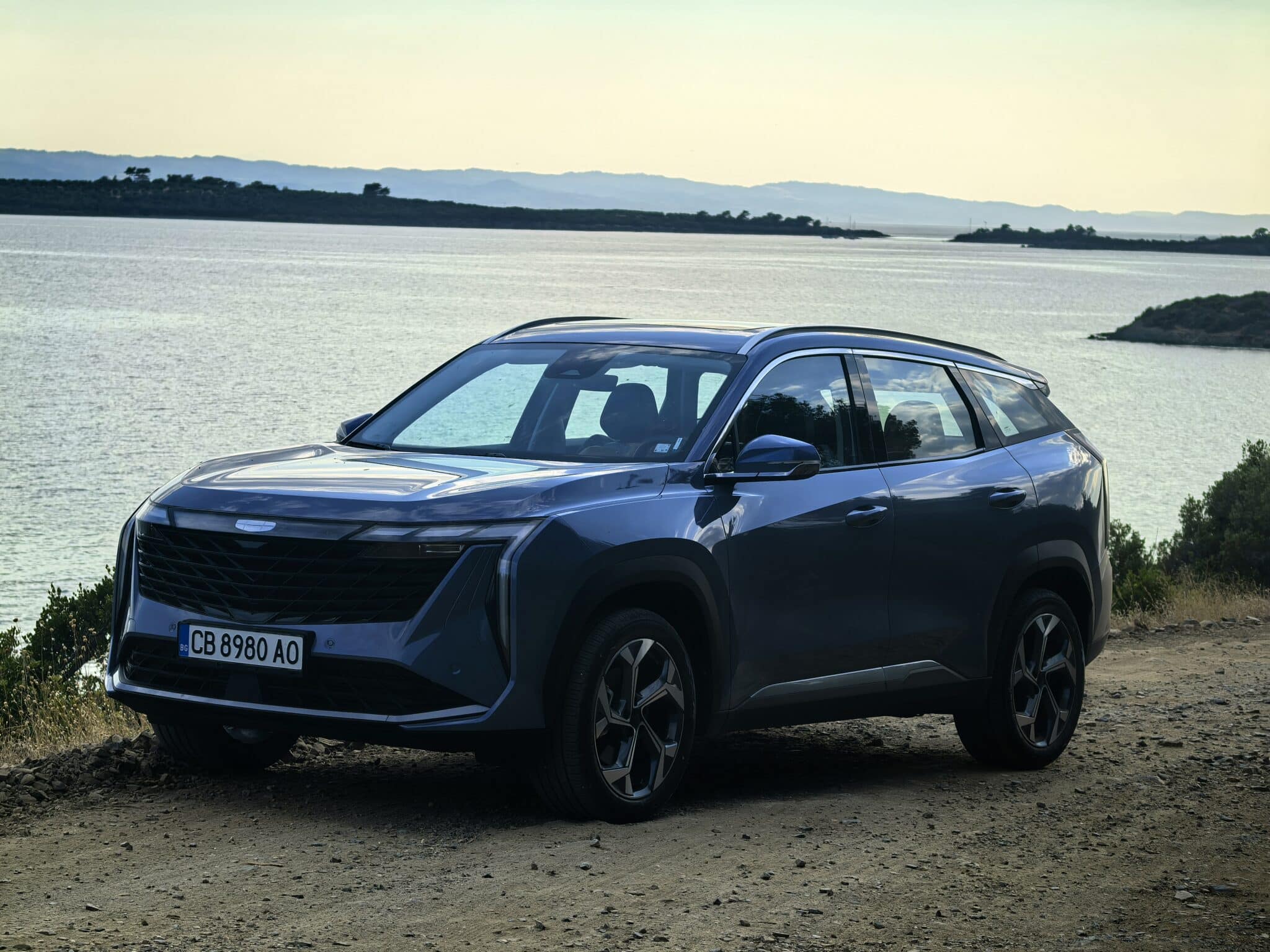 Geely Starray: Изгряваща звезда от Китай, която мисли като смартфон, уверено влиза в завоите, владее магистралата и се движи с лекота в града