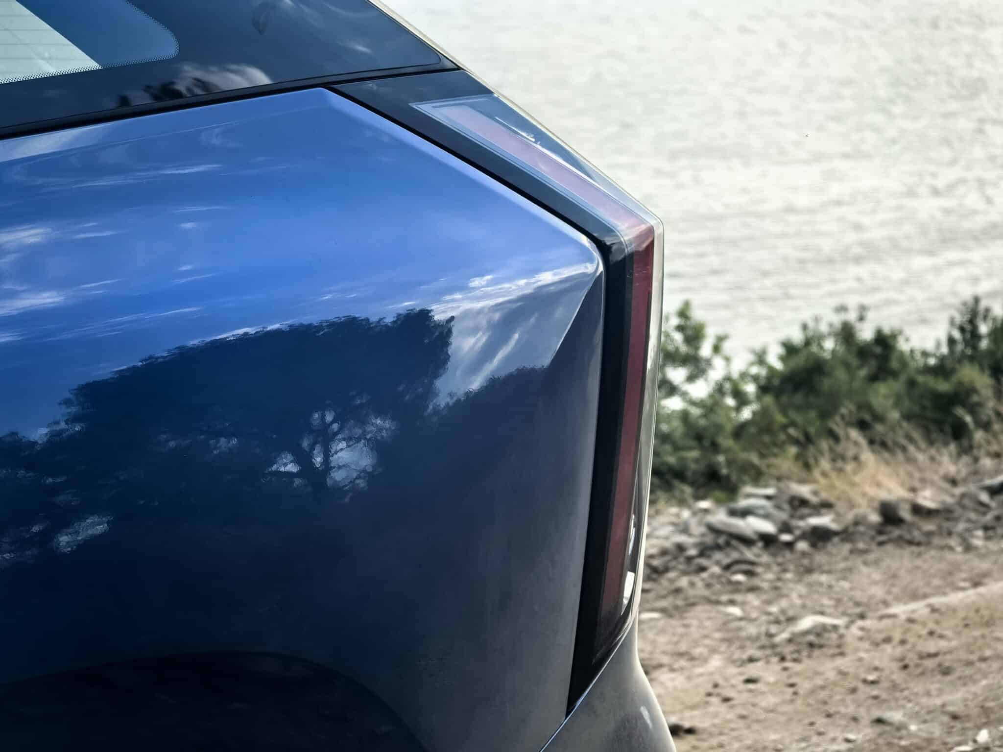 Geely Starray: Изгряваща звезда от Китай, която мисли като смартфон, уверено влиза в завоите, владее магистралата и се движи с лекота в града