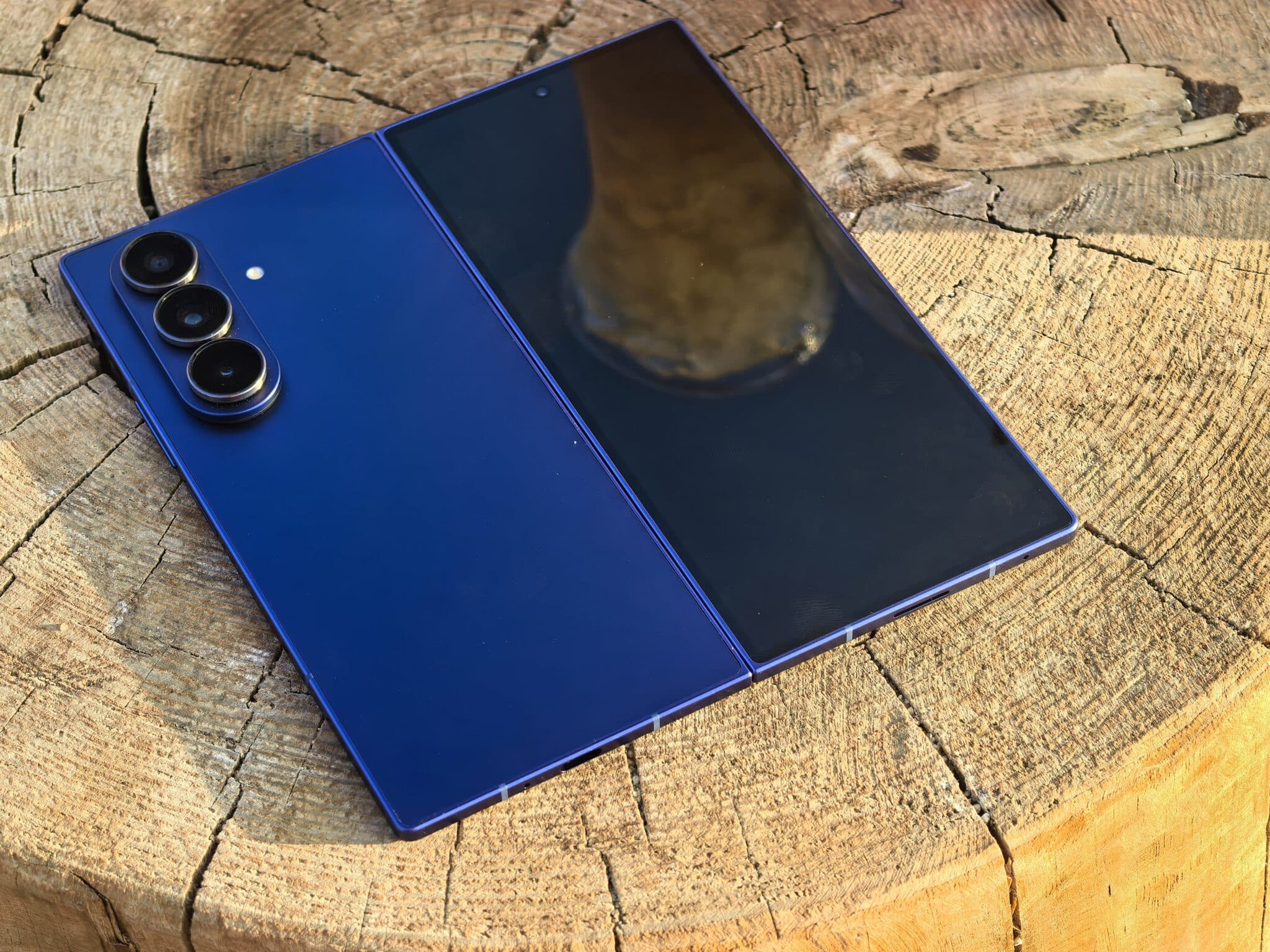 Samsung Galaxy Z Fold7: Тънък като идея, мощен като вселена