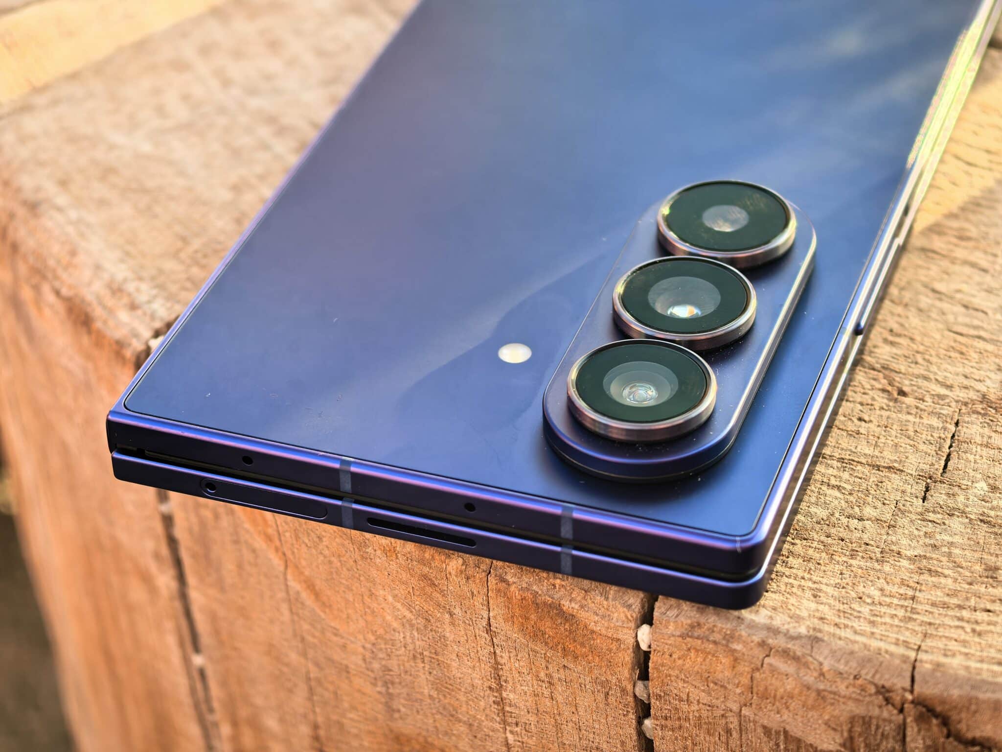 Samsung Galaxy Z Fold7: Тънък като идея, мощен като вселена
