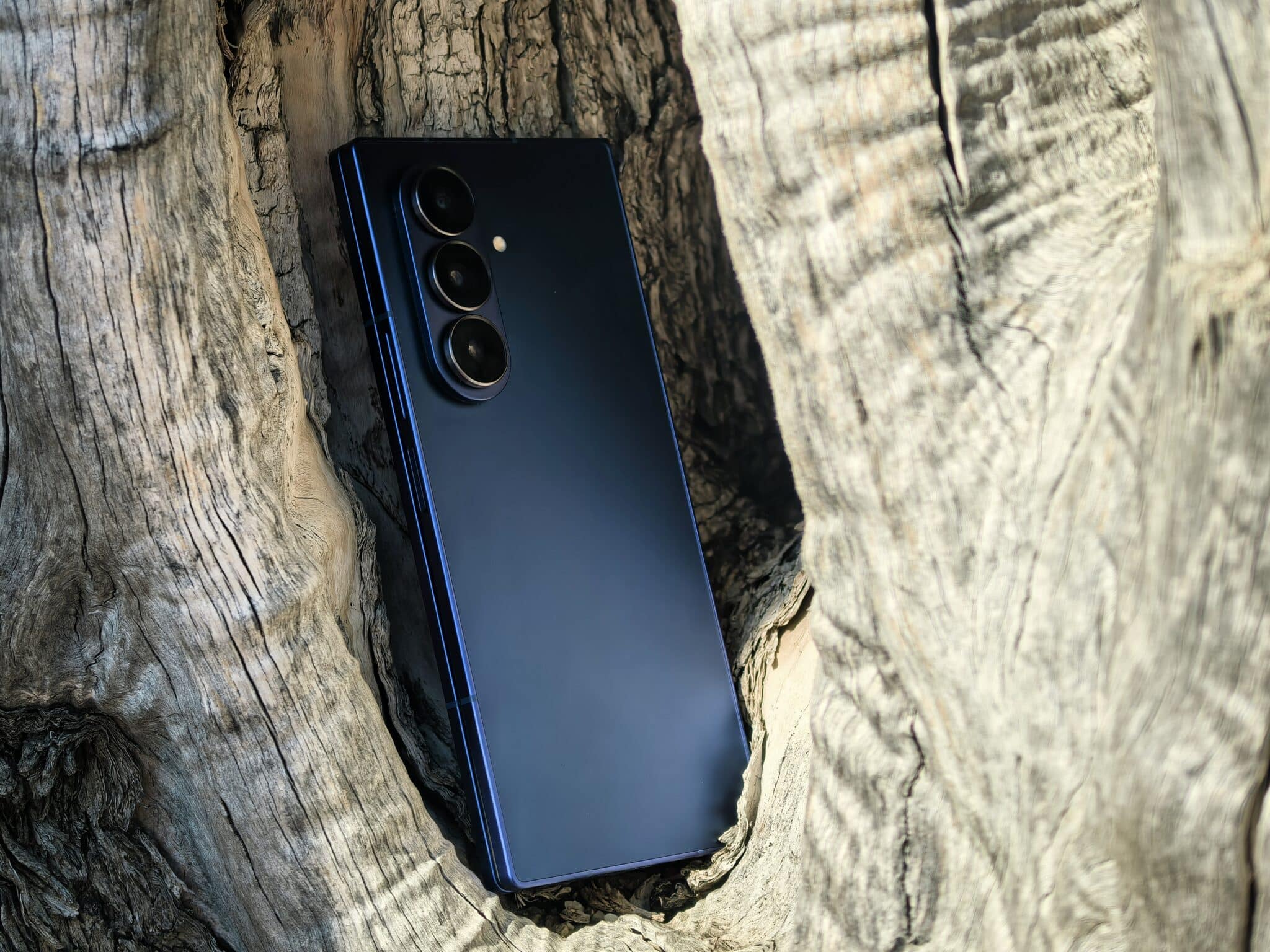 Samsung Galaxy Z Fold7: Тънък като идея, мощен като вселена