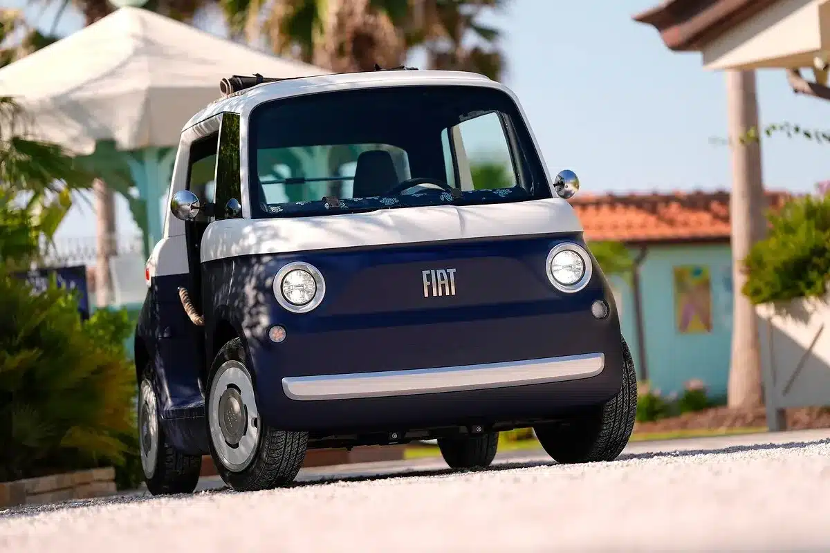 Fiat представи двуместния електромобил без врати Topolino за почивка на плажа