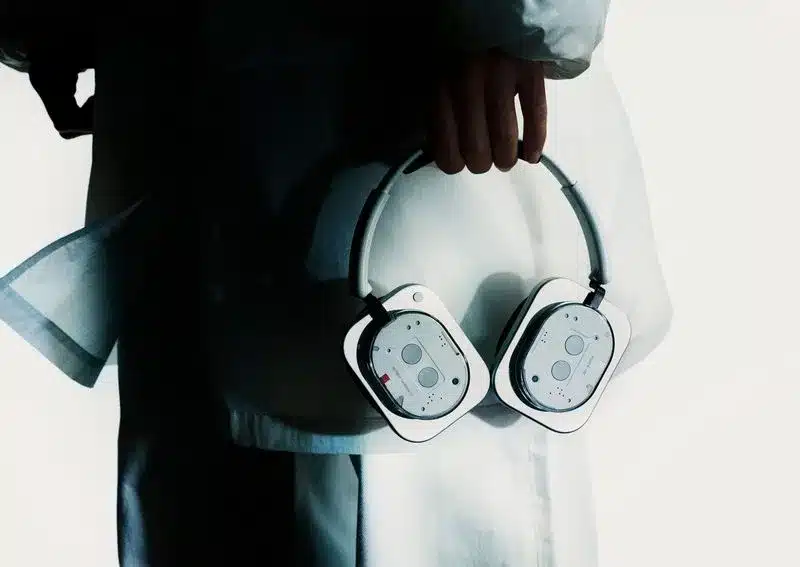 Nothing представи слушалките Headphone (1) с аналогово управление и до 80 часа автономност за €299