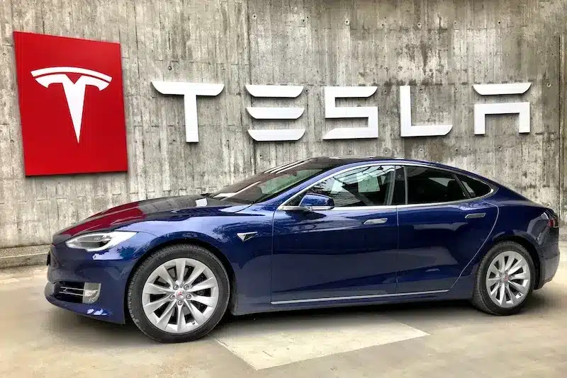 Приходите на Tesla отбелязаха най-силния си спад от години насам