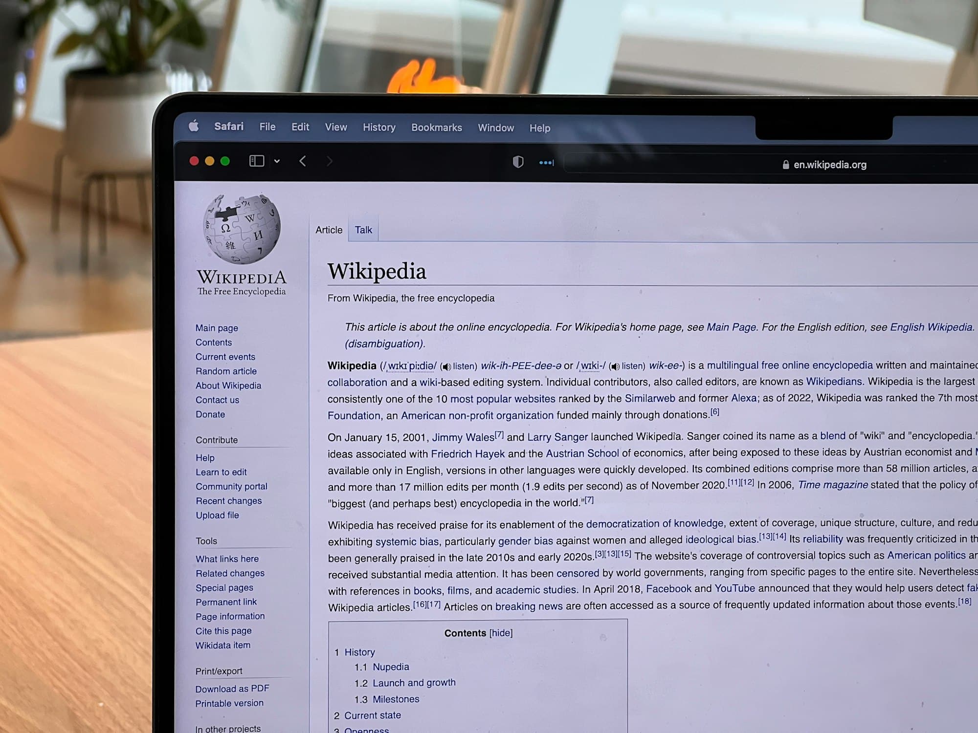 Твърде глупаво, изтриват го. Прекалено умно – също. Как живее Wikipedia в ерата на изкуствения интелект