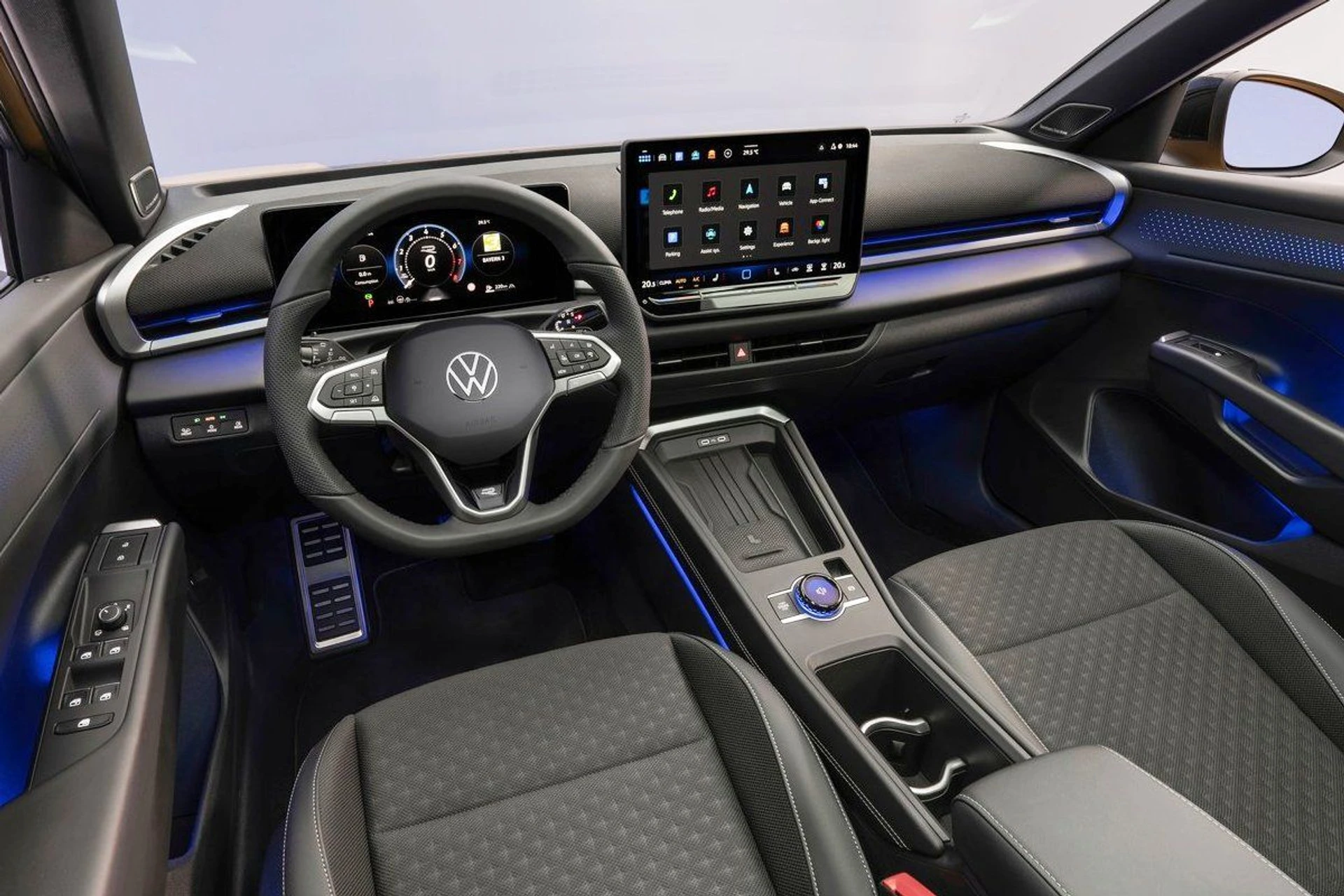 Изцяло новият Volkswagen T-Roc: по-големи размери, радикално променен интериор и различни хибридни версии