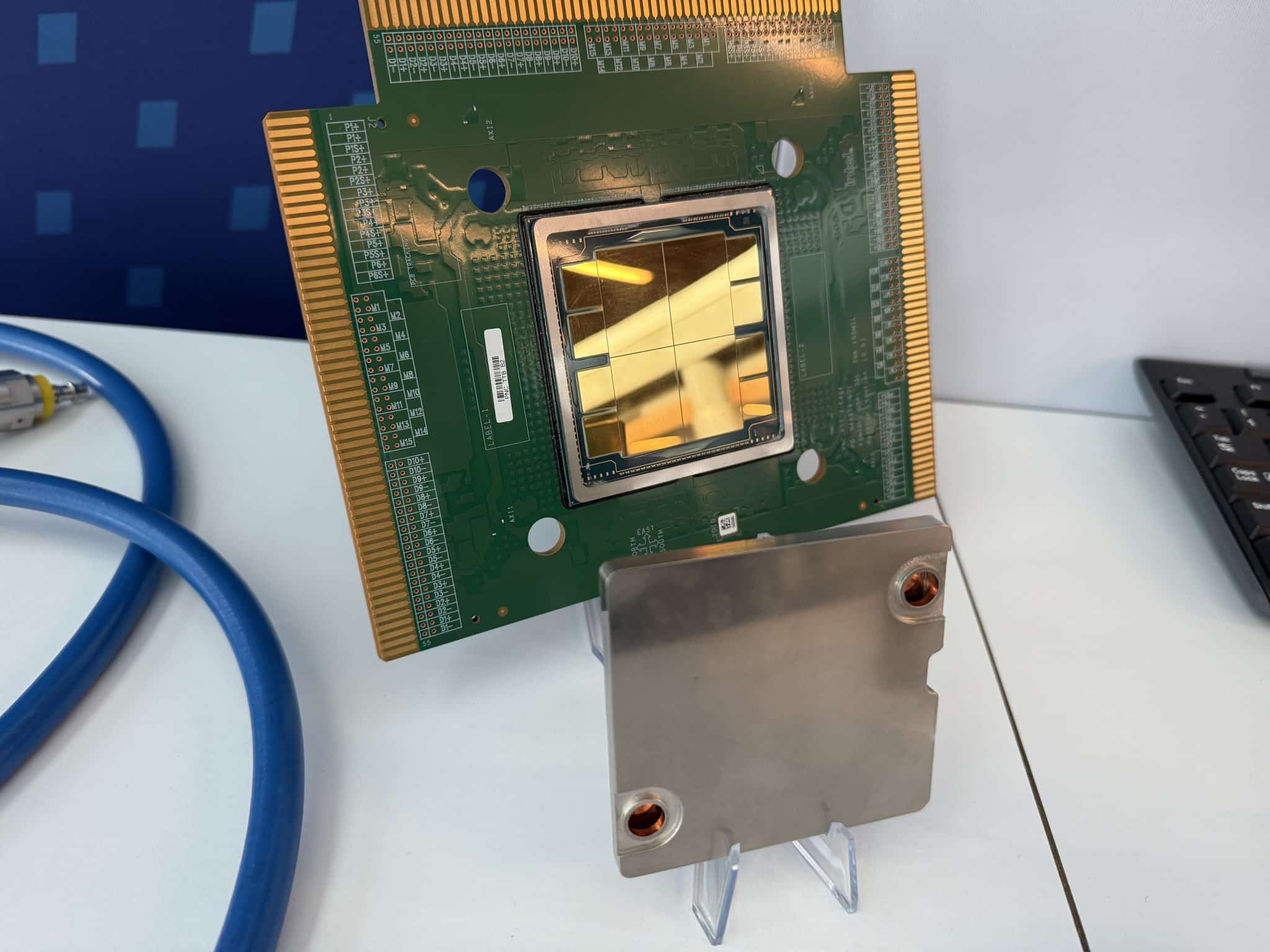 Intel Jaguar Shores: новият AI процесор на компанията се появи на снимка