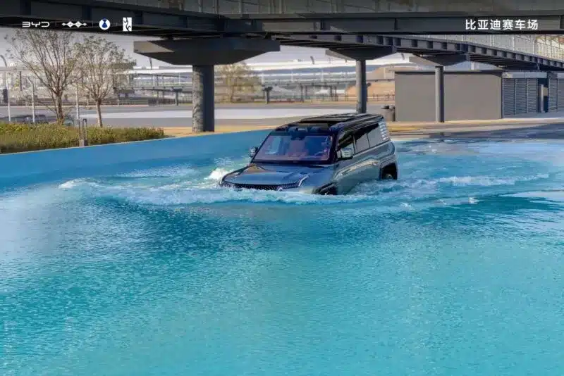 BYD построи „Автомобилен Дисниленд“ – за 280 долара можете да плавате със SUV и да се състезавате с хиперкола