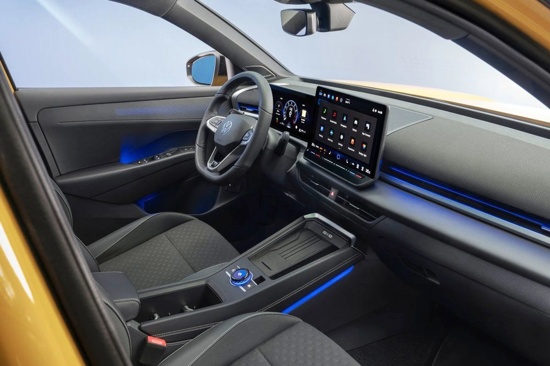 Изцяло новият Volkswagen T-Roc: по-големи размери, радикално променен интериор и различни хибридни версии