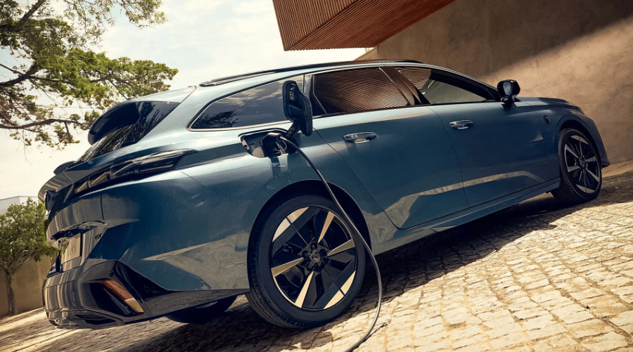 Peugeot 308 ще получи фейслифт през 2025 г.: дизелът остава