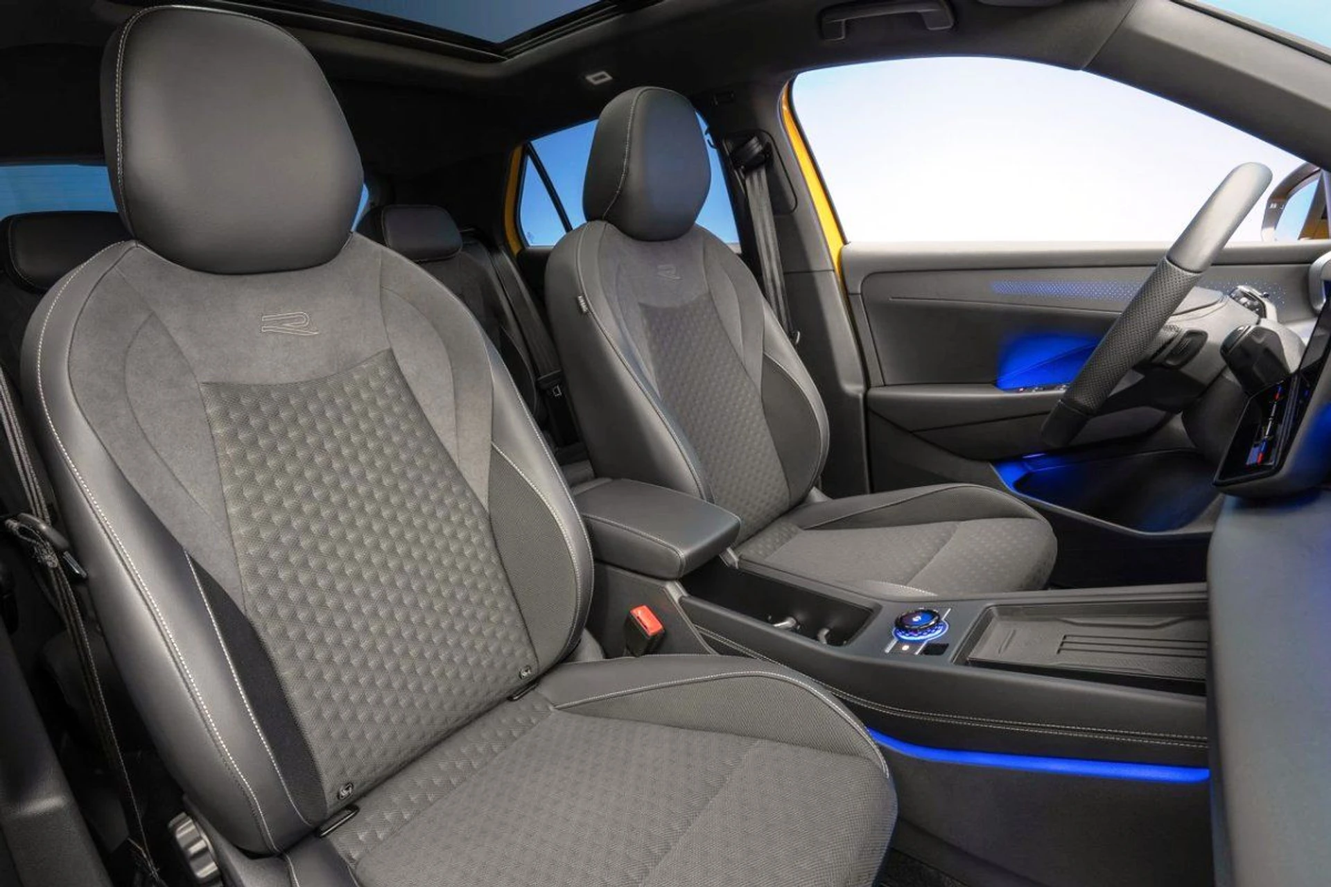 Изцяло новият Volkswagen T-Roc: по-големи размери, радикално променен интериор и различни хибридни версии