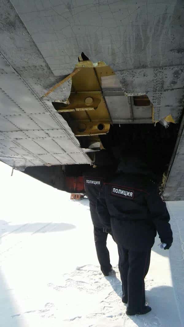 Самолет изсипа тонове злато и платина на летище в Якутск